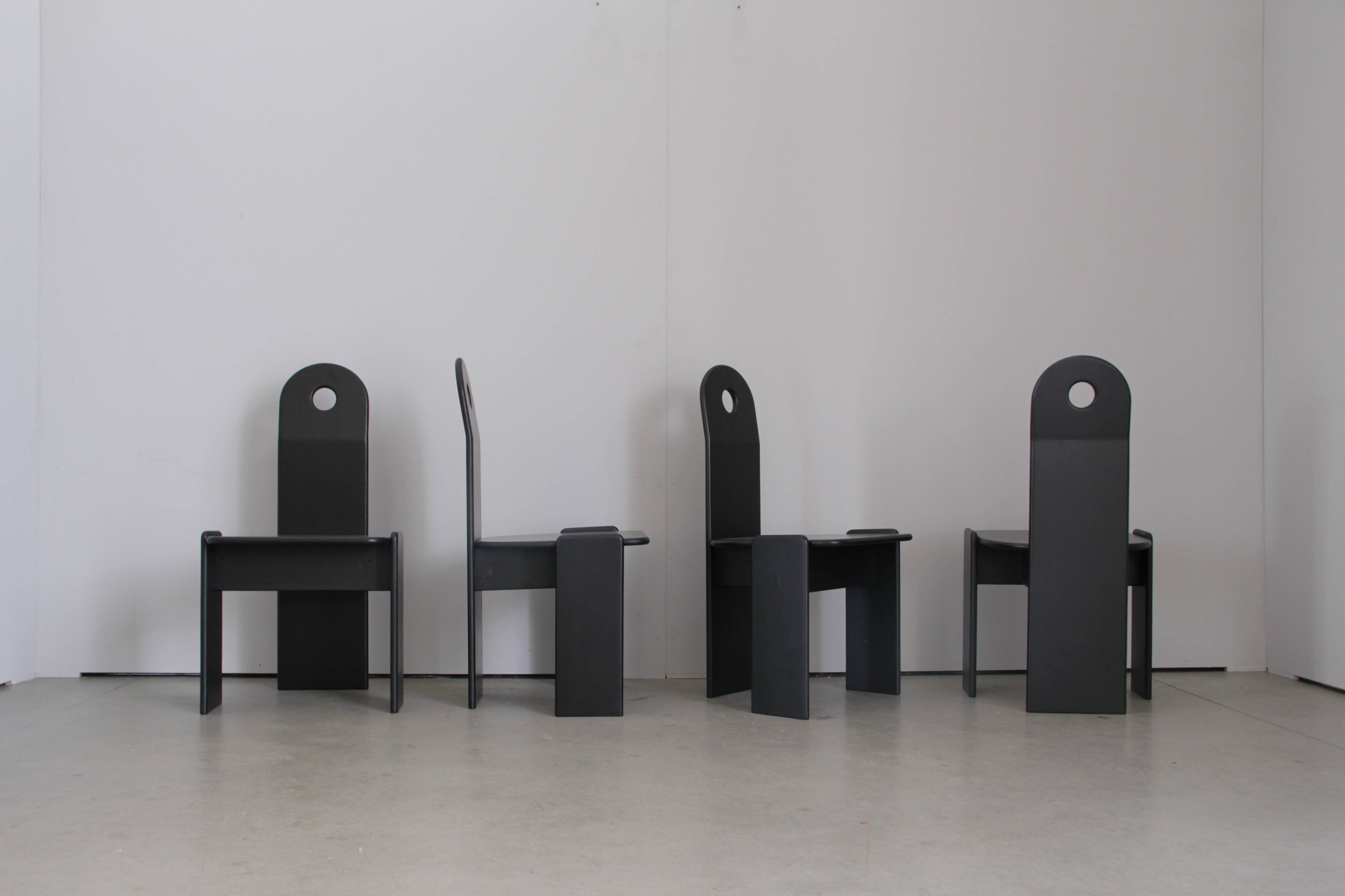 Ensemble de 4 chaises à repas brutalistes noires