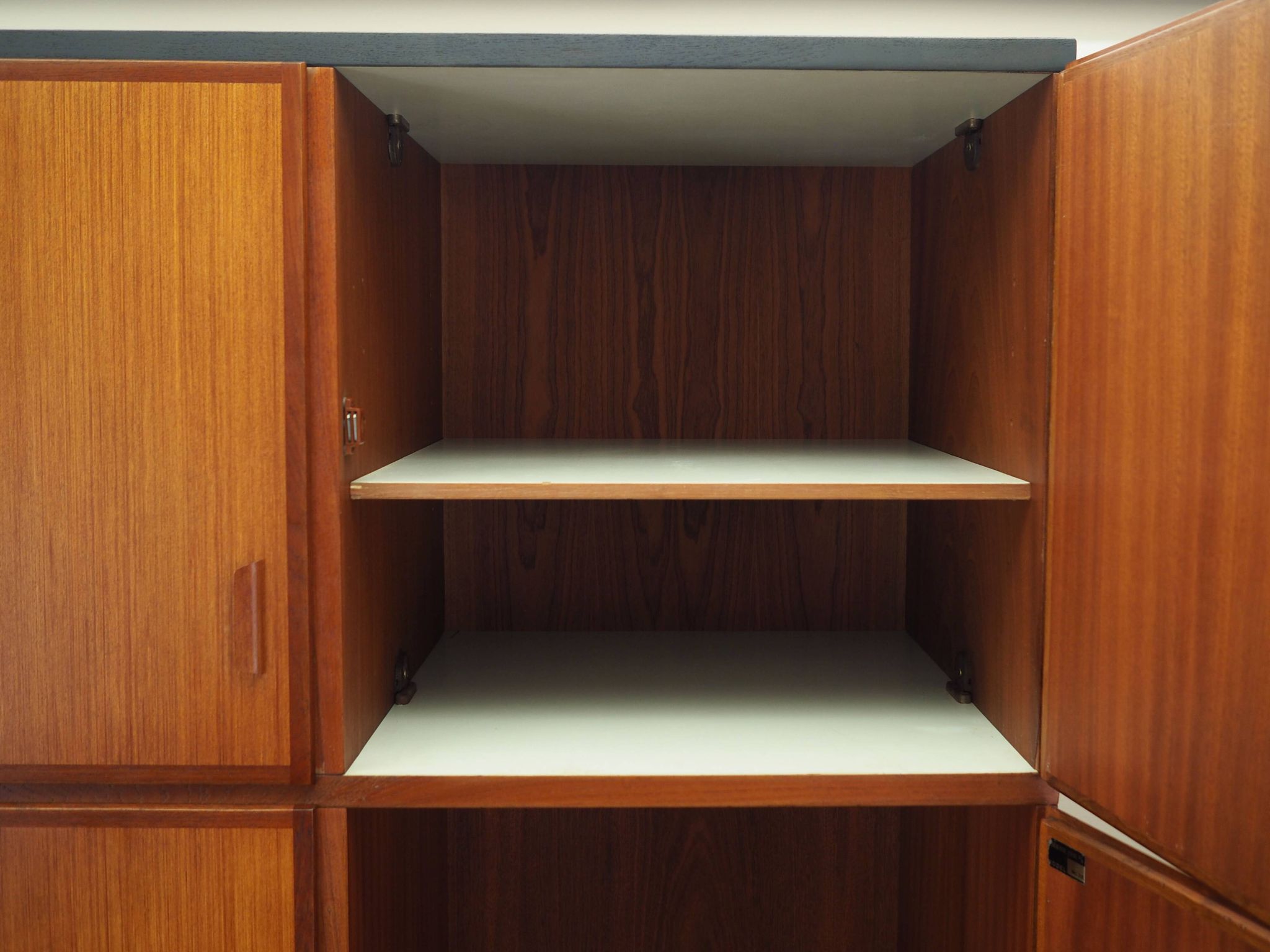Armoire en teck, design danois, années 1970, fabricant : Omann Jun