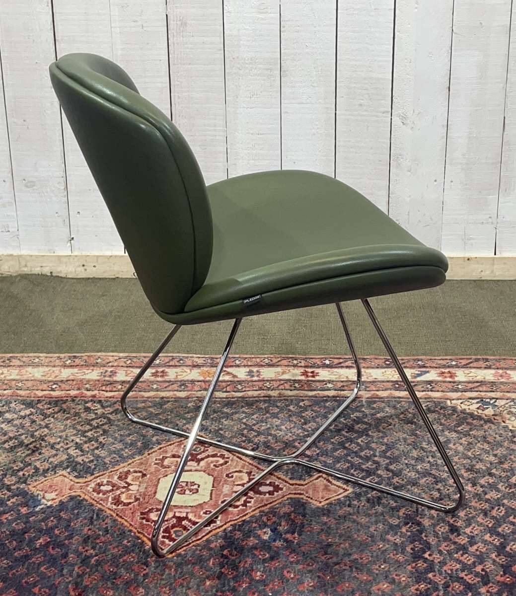 Chaise - chauffeuse moderne en cuir de la marque Pledge