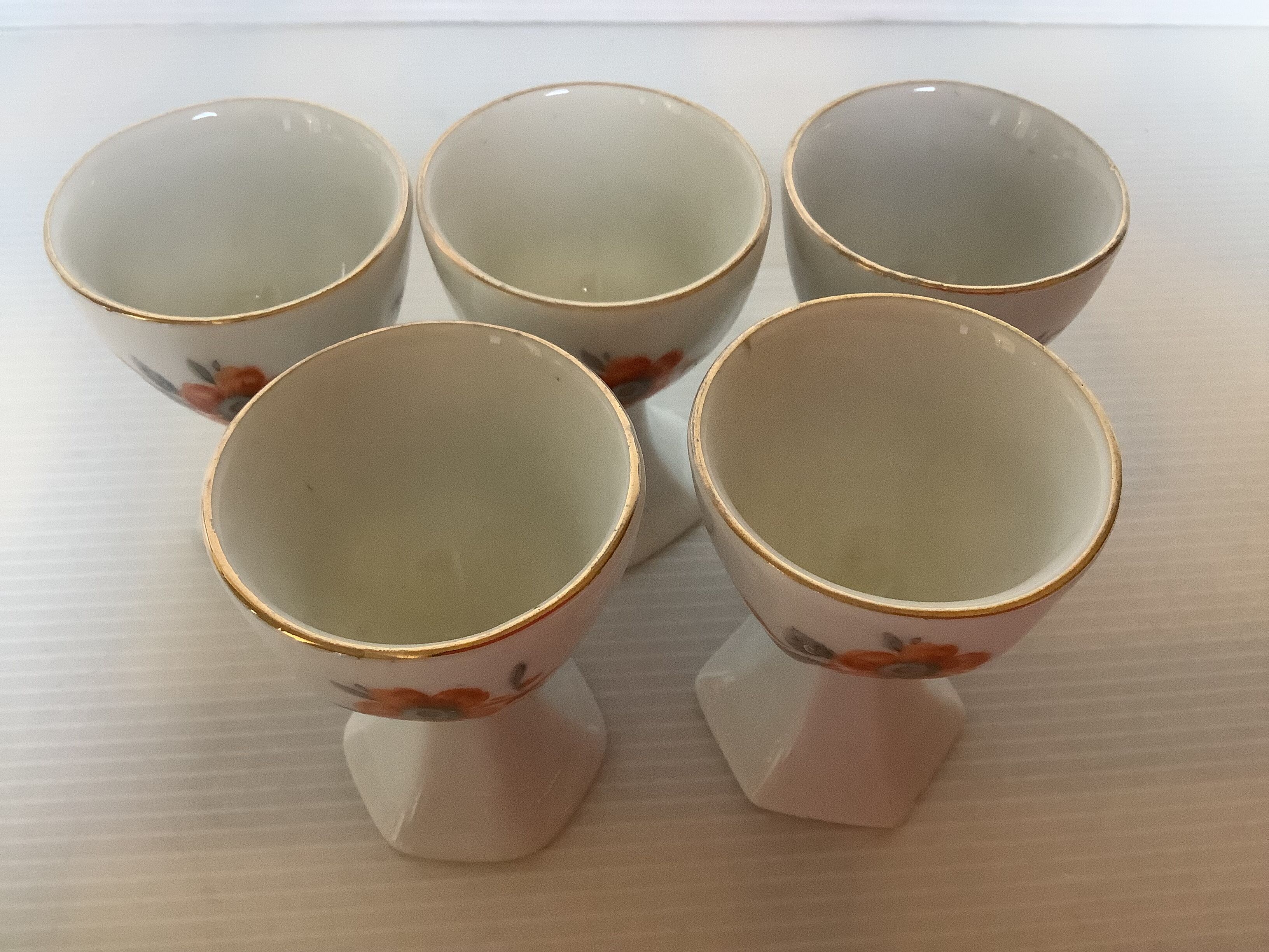 Five ancient cockerry orange and gray flowers foot polygon