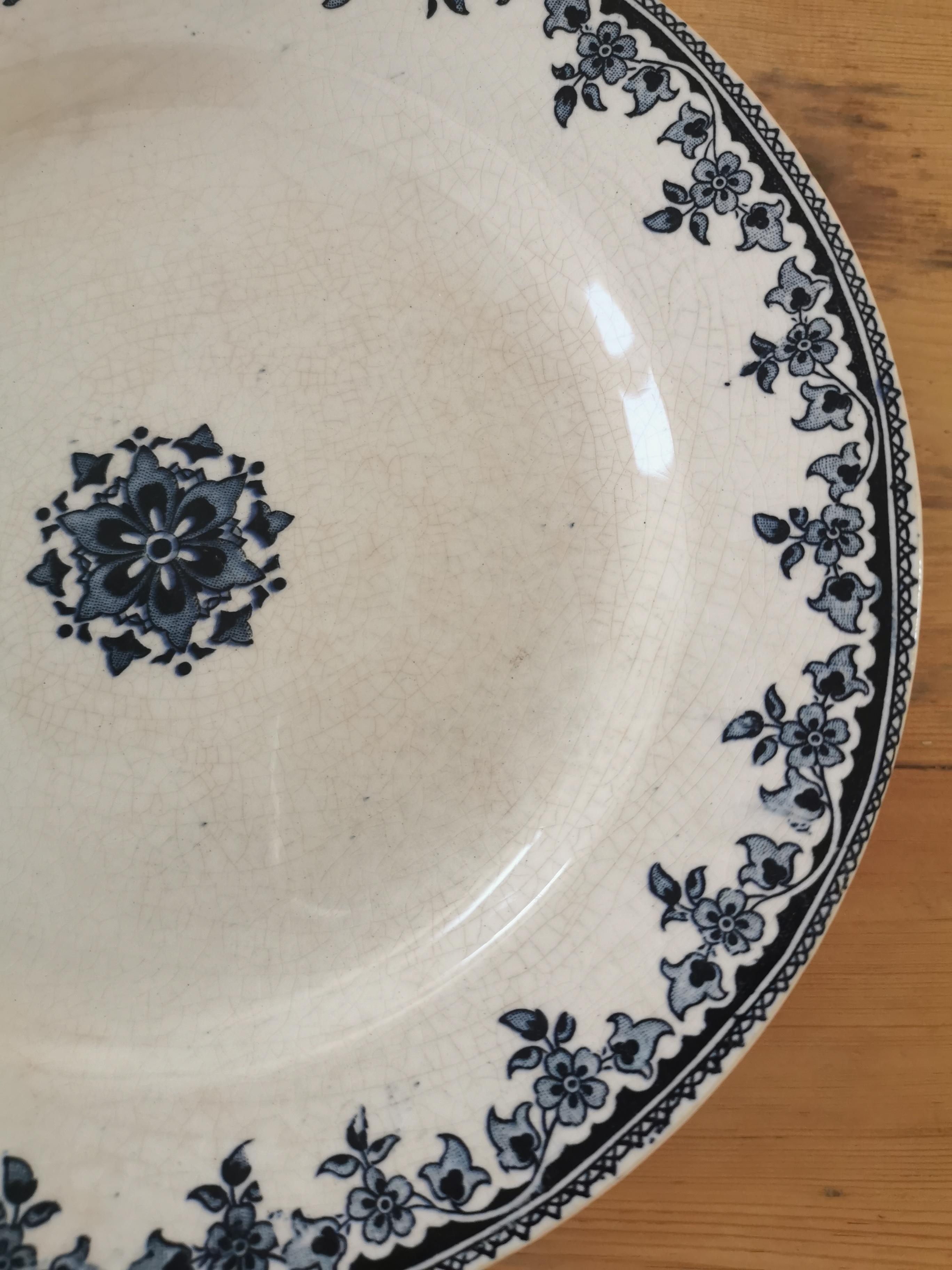 Service of 8 vintage plates in Iron Land