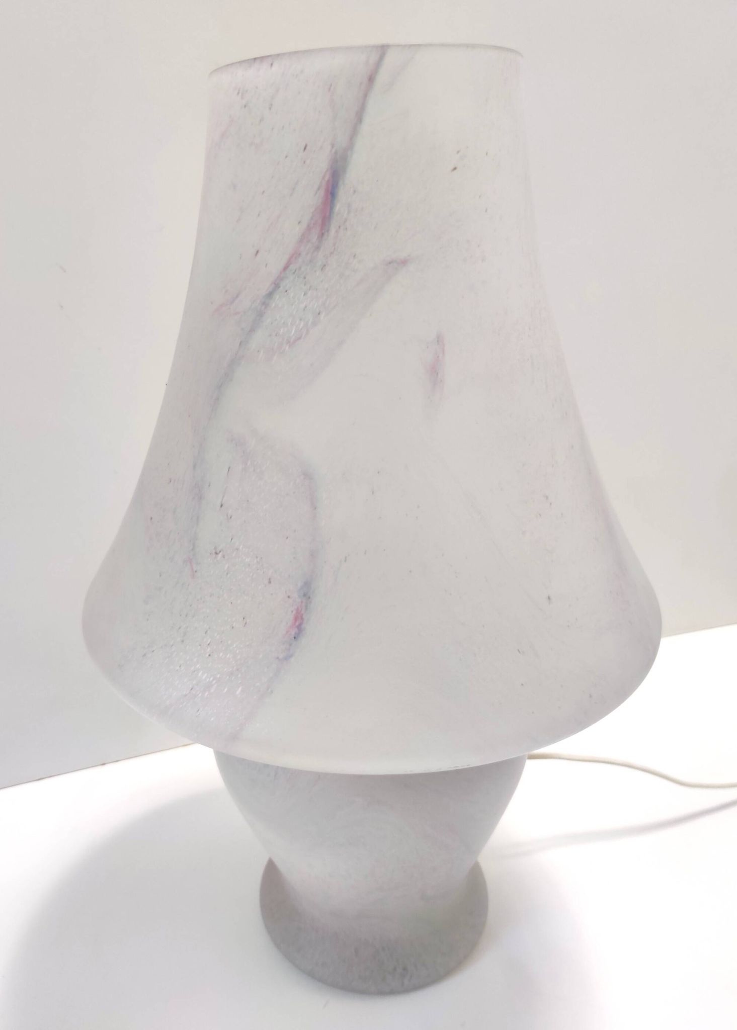 Lampe de table en verre Murano blanc avec un effet marbre rose, Italie