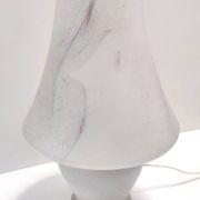 Lampe de table en verre Murano blanc avec un effet marbre rose, Italie