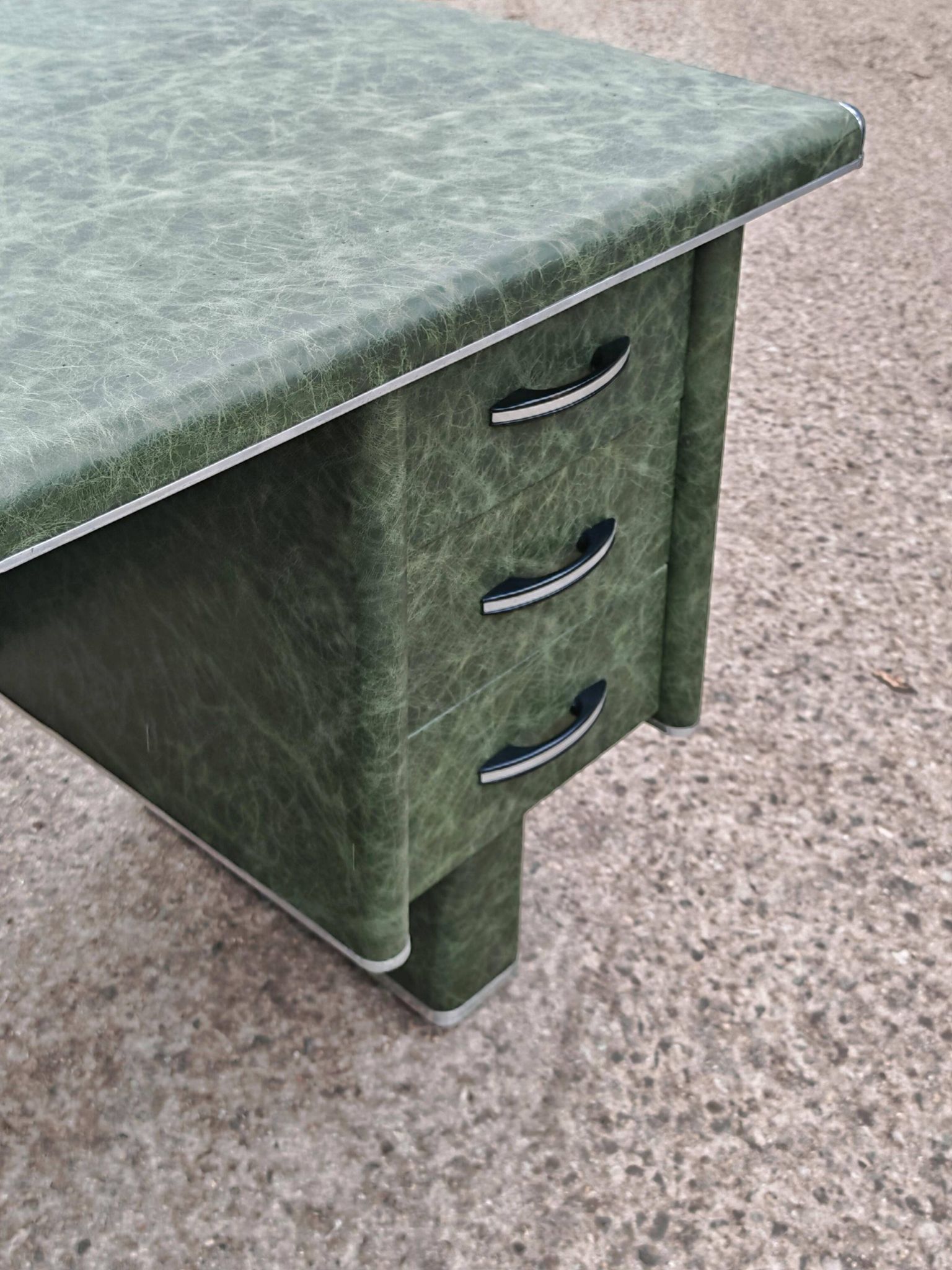 Art Deco or Bauhaus desk in metal covered with leather, Gio Ponti style.