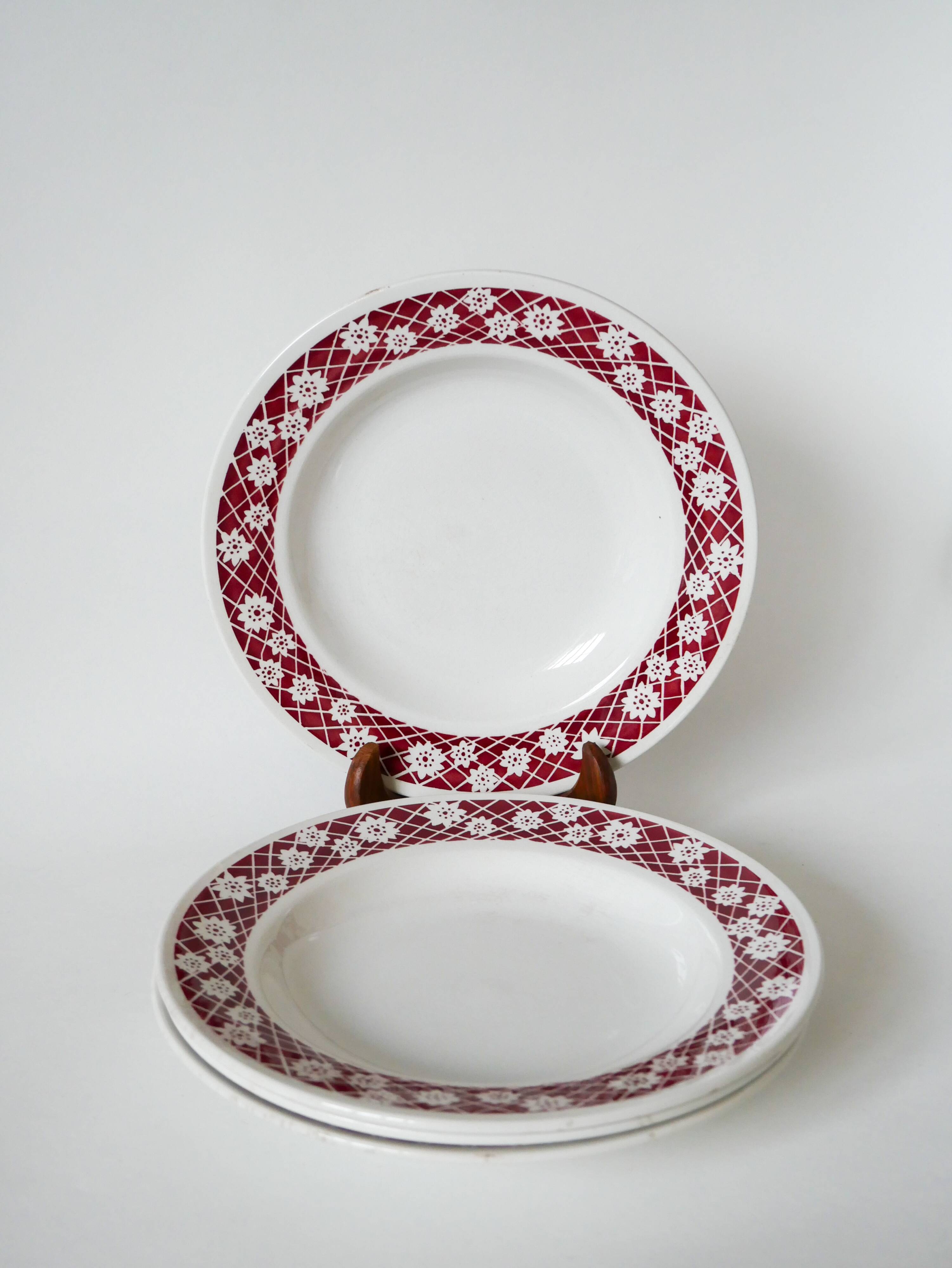 Set of 4 Saint Amand soup plates with burgundy flower outlines 1950