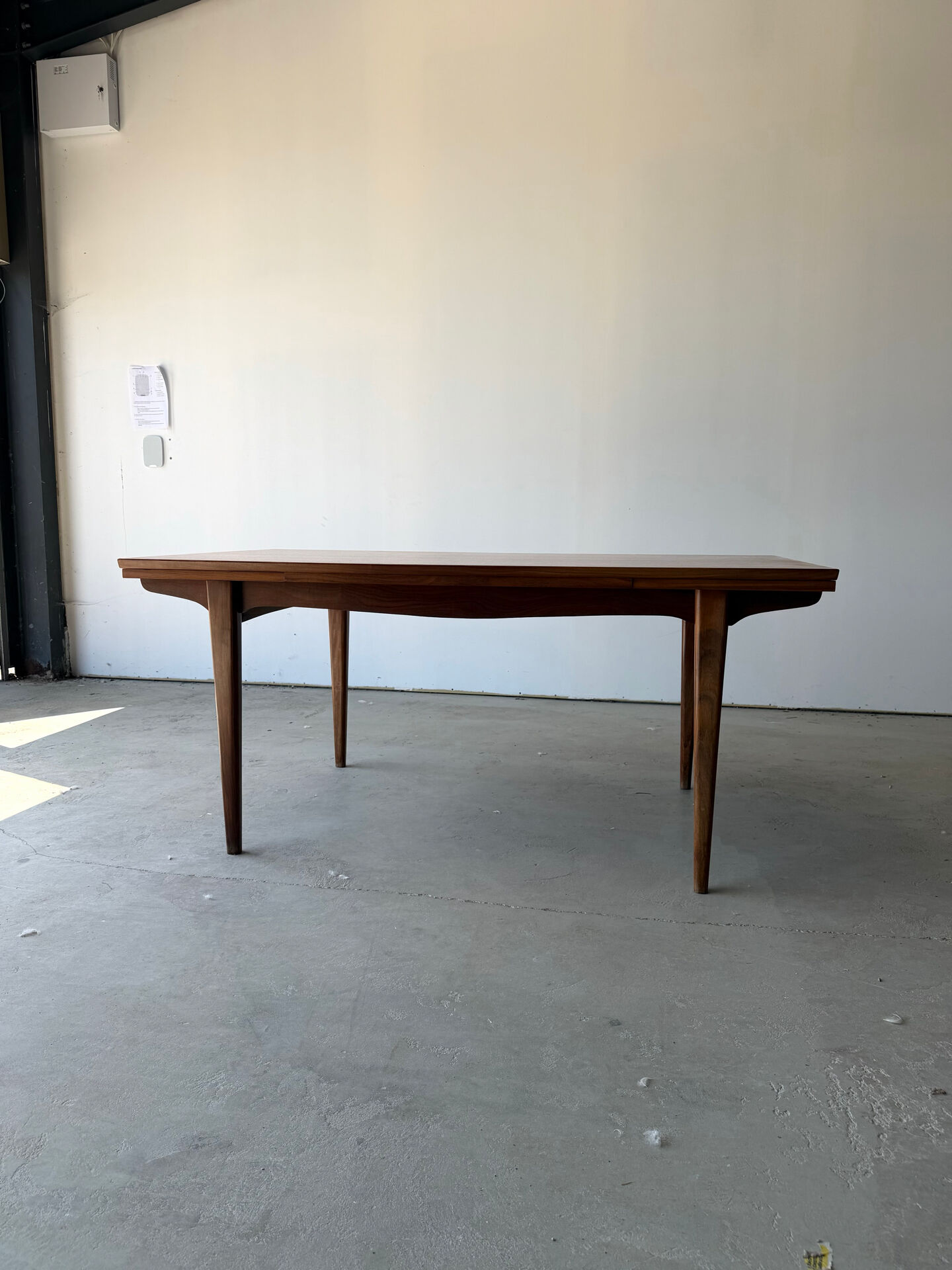 Rectangular extendable table in Scandinavian design made of solid teak.
