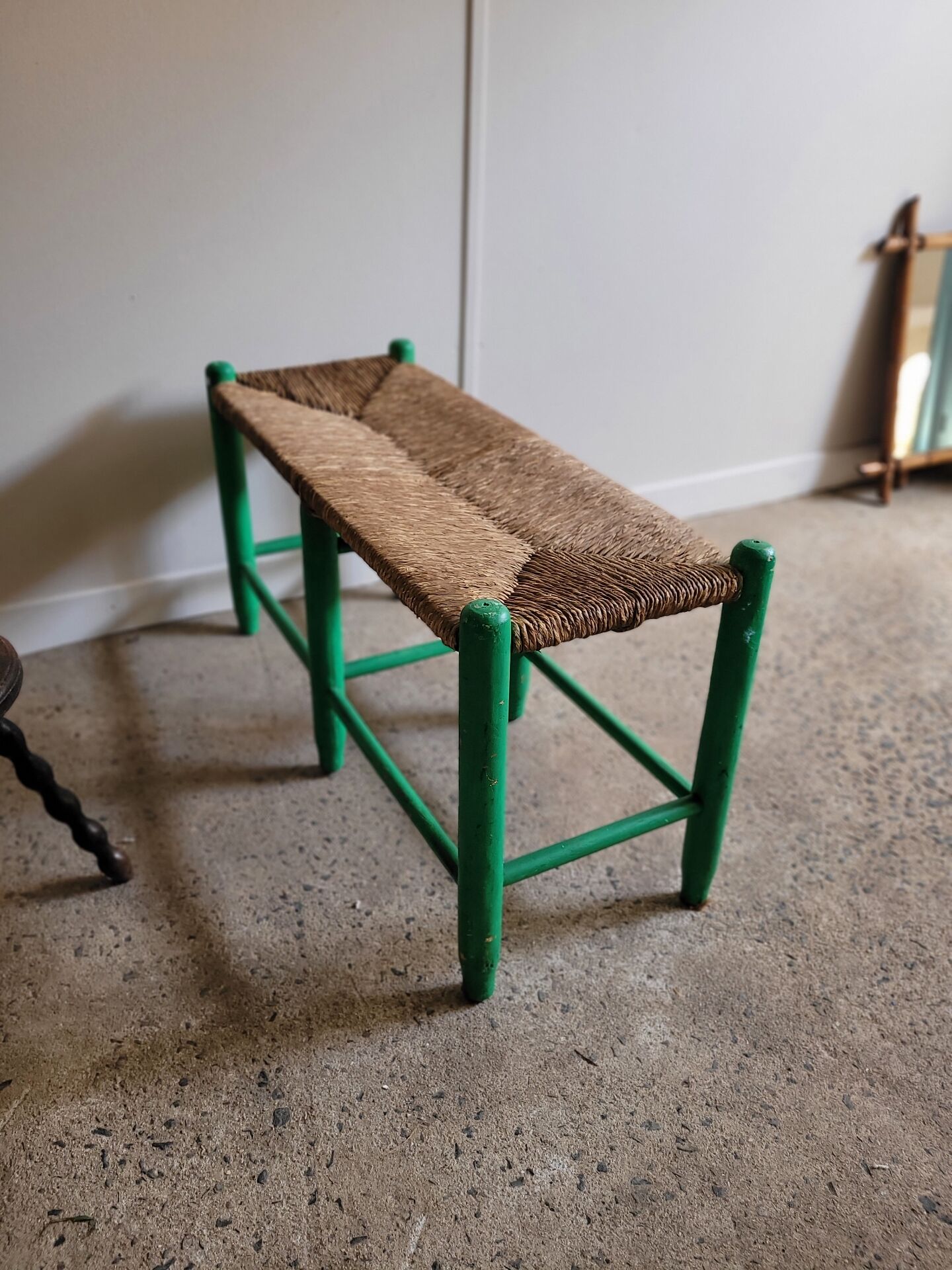 Banc en paille et bois ancien
