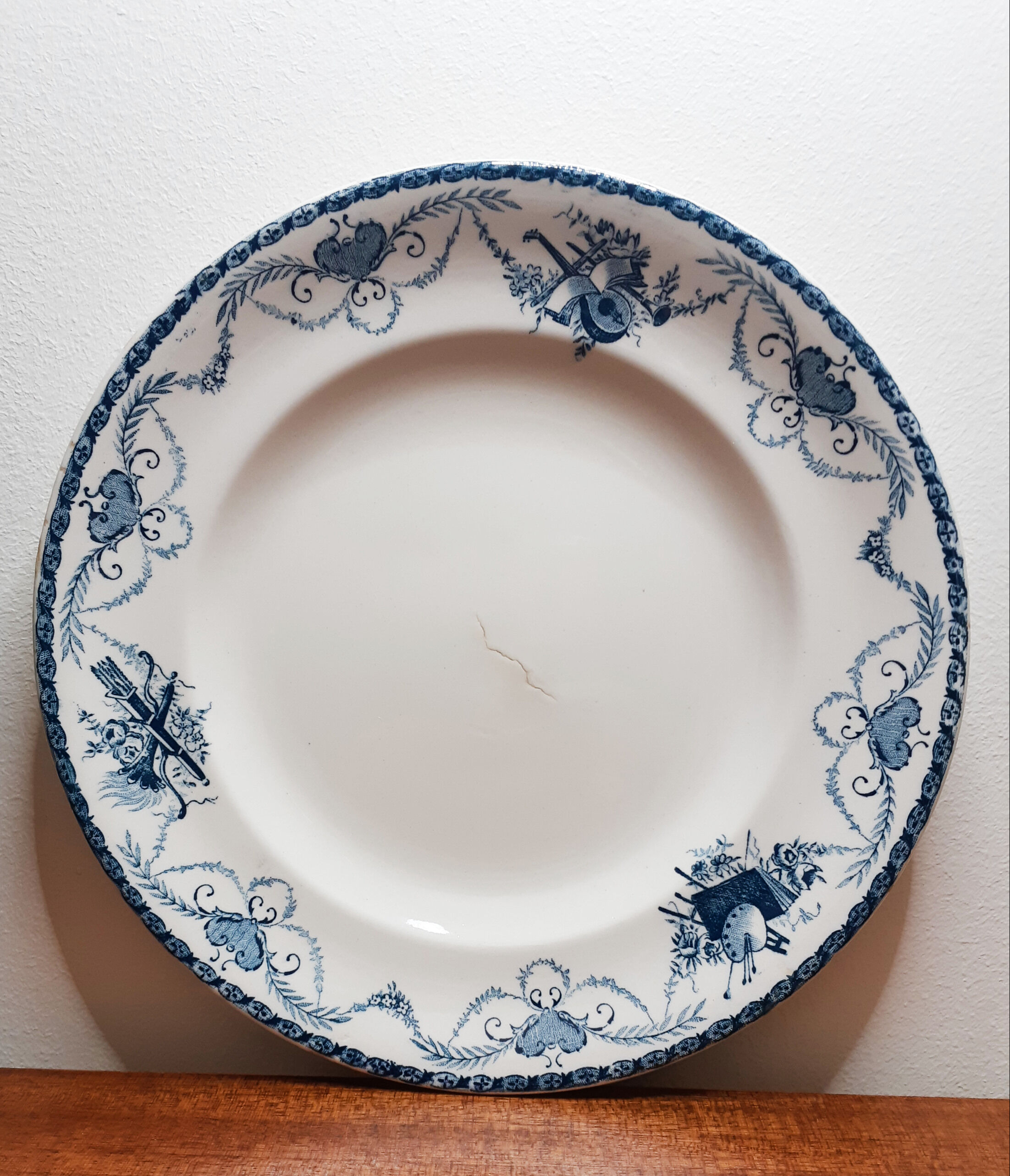 Longwy iron earth flat plate, blue Lavoisier model