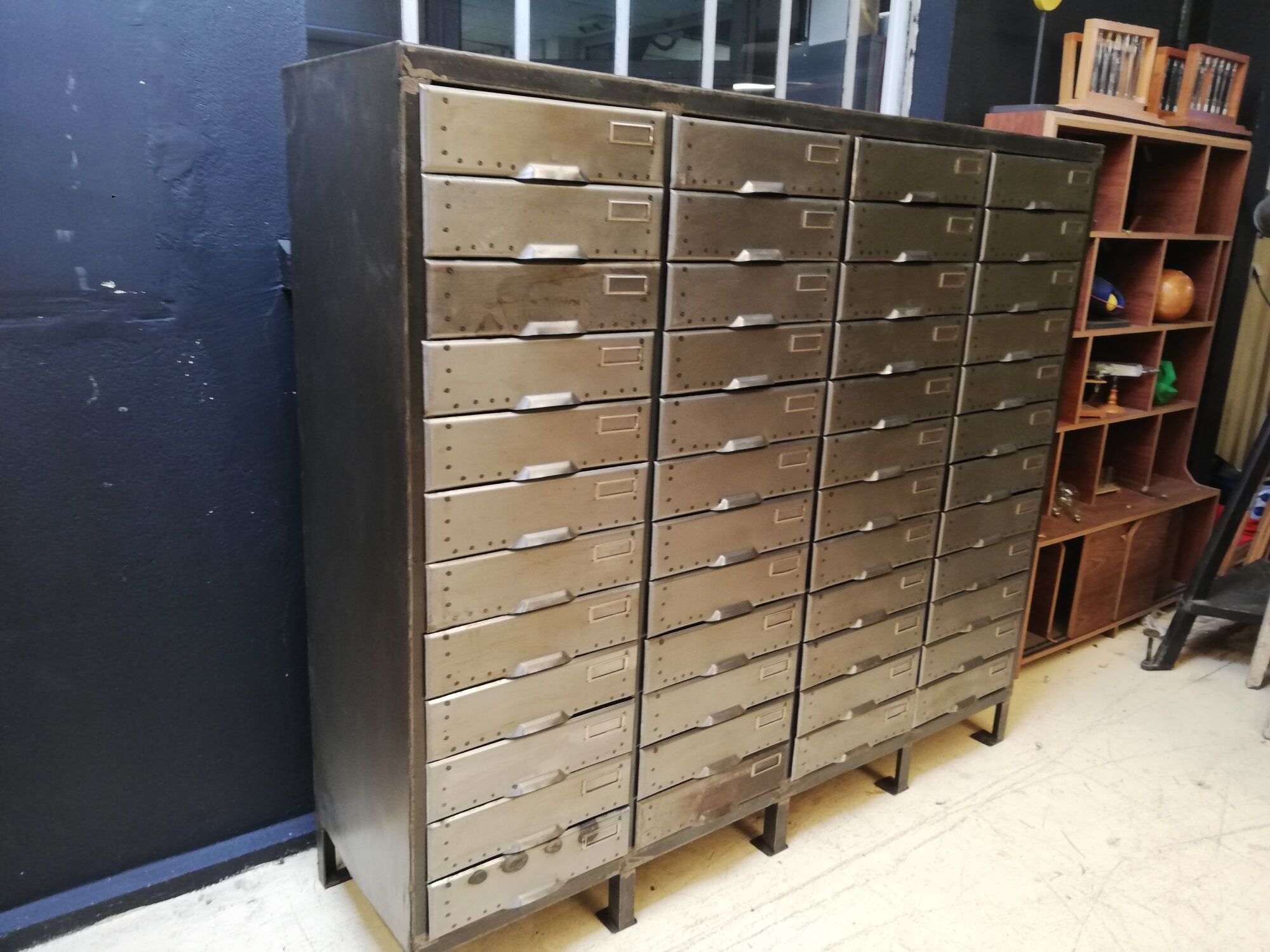 Industrial clamshell cabinet, metal lockers