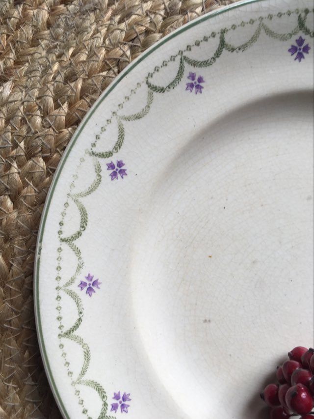 Old flat plates in red and green