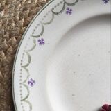 Old flat plates in red and green