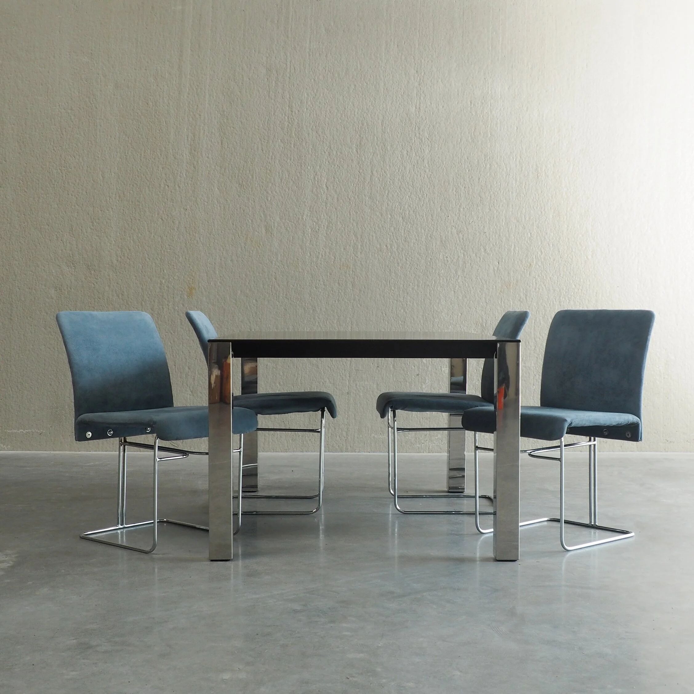 Dining set by Saporiti
