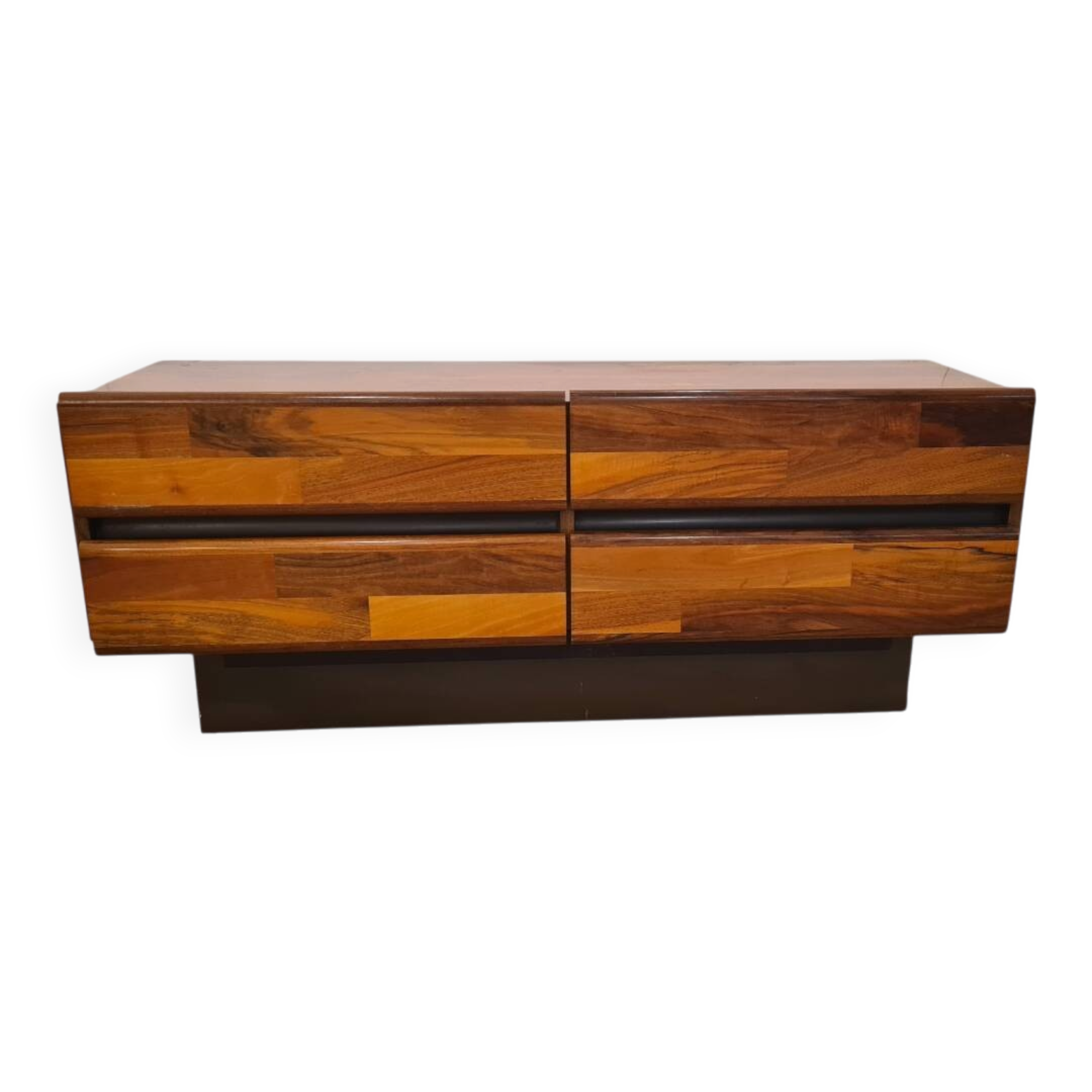 Low enfilade inspired by Jorge Zalszupin.