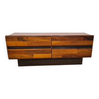 Low enfilade inspired by Jorge Zalszupin.