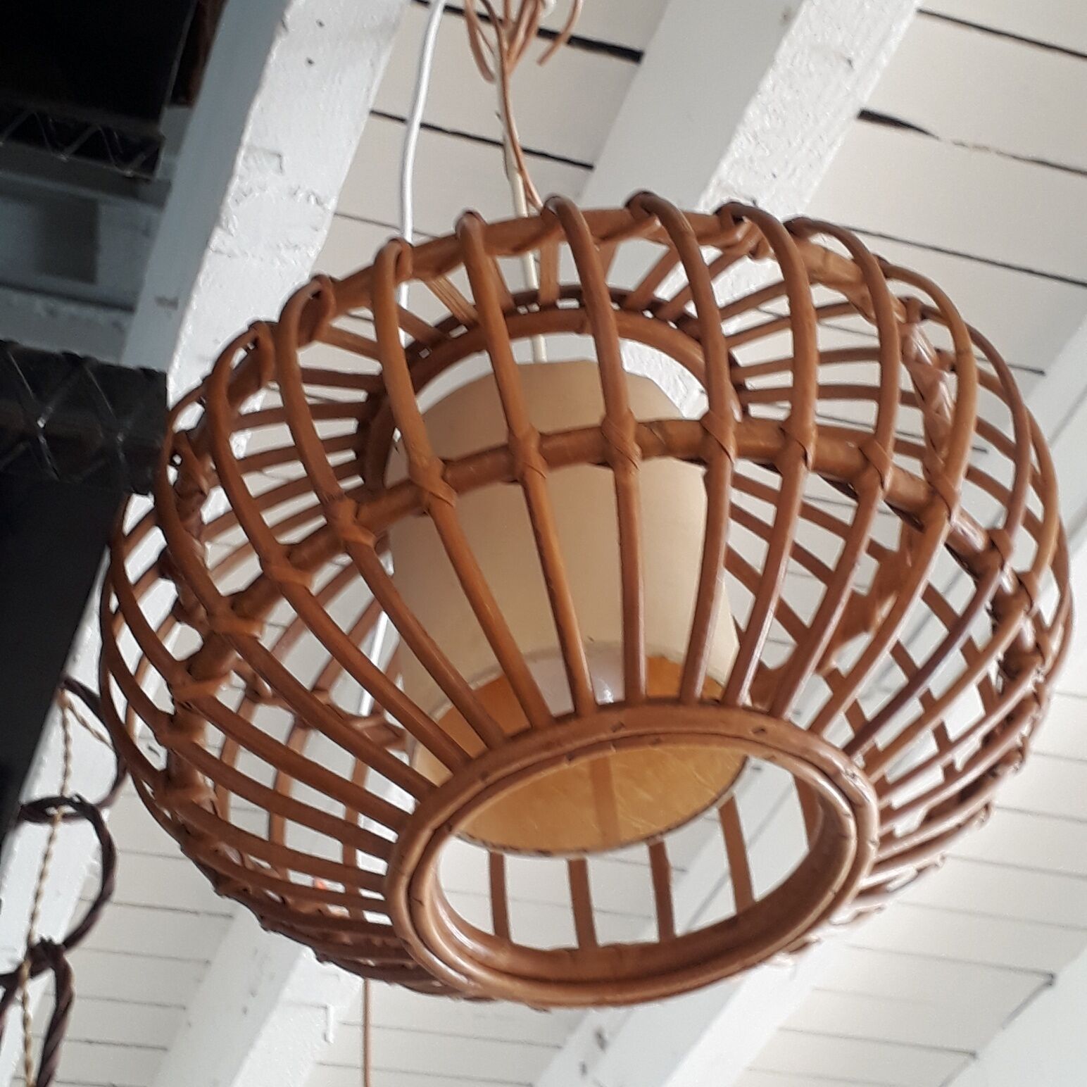 Rattan ball suspension