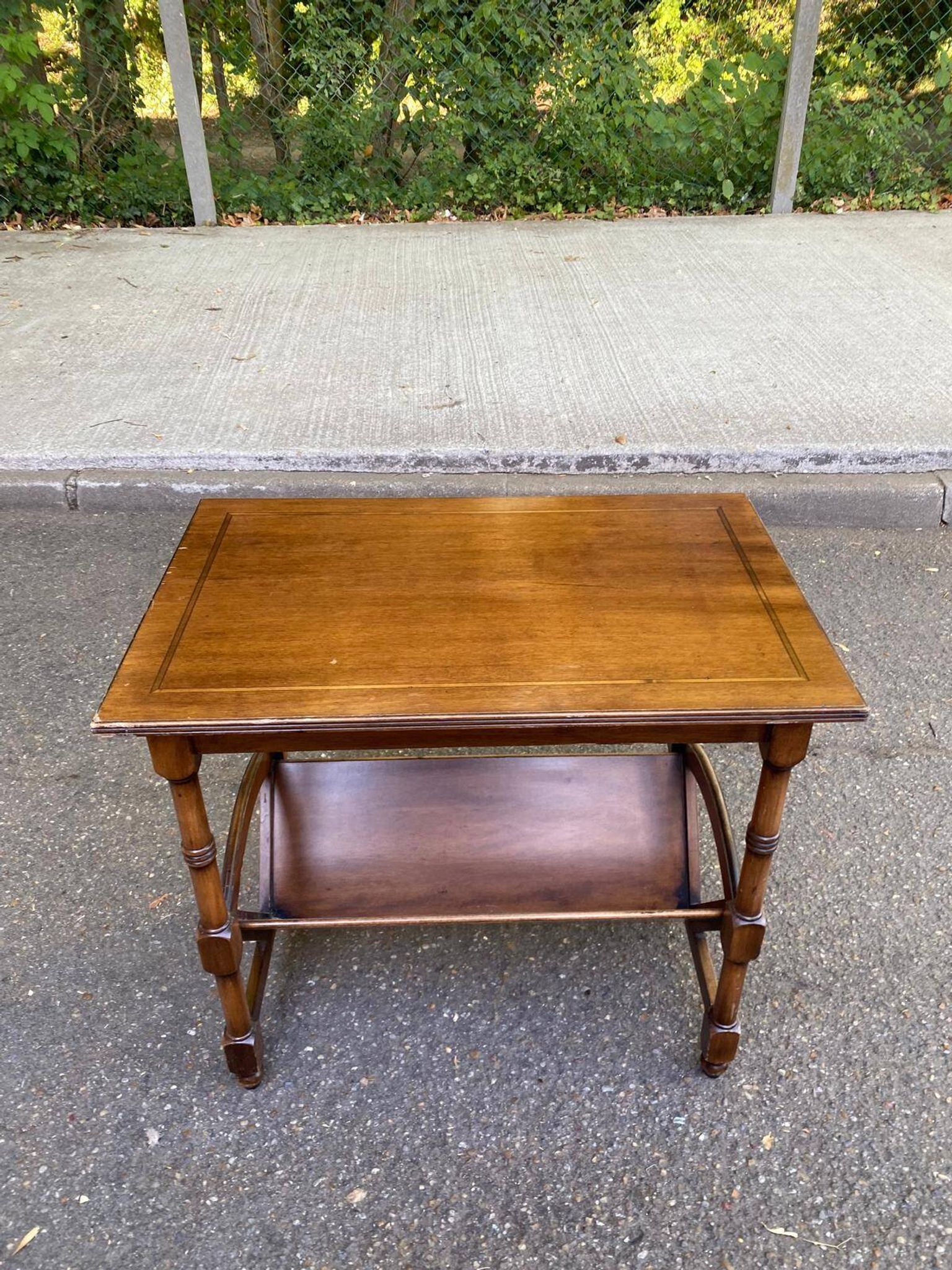 Meuble porte-revues table d'appoint en bois teinté style anglais néo-classi