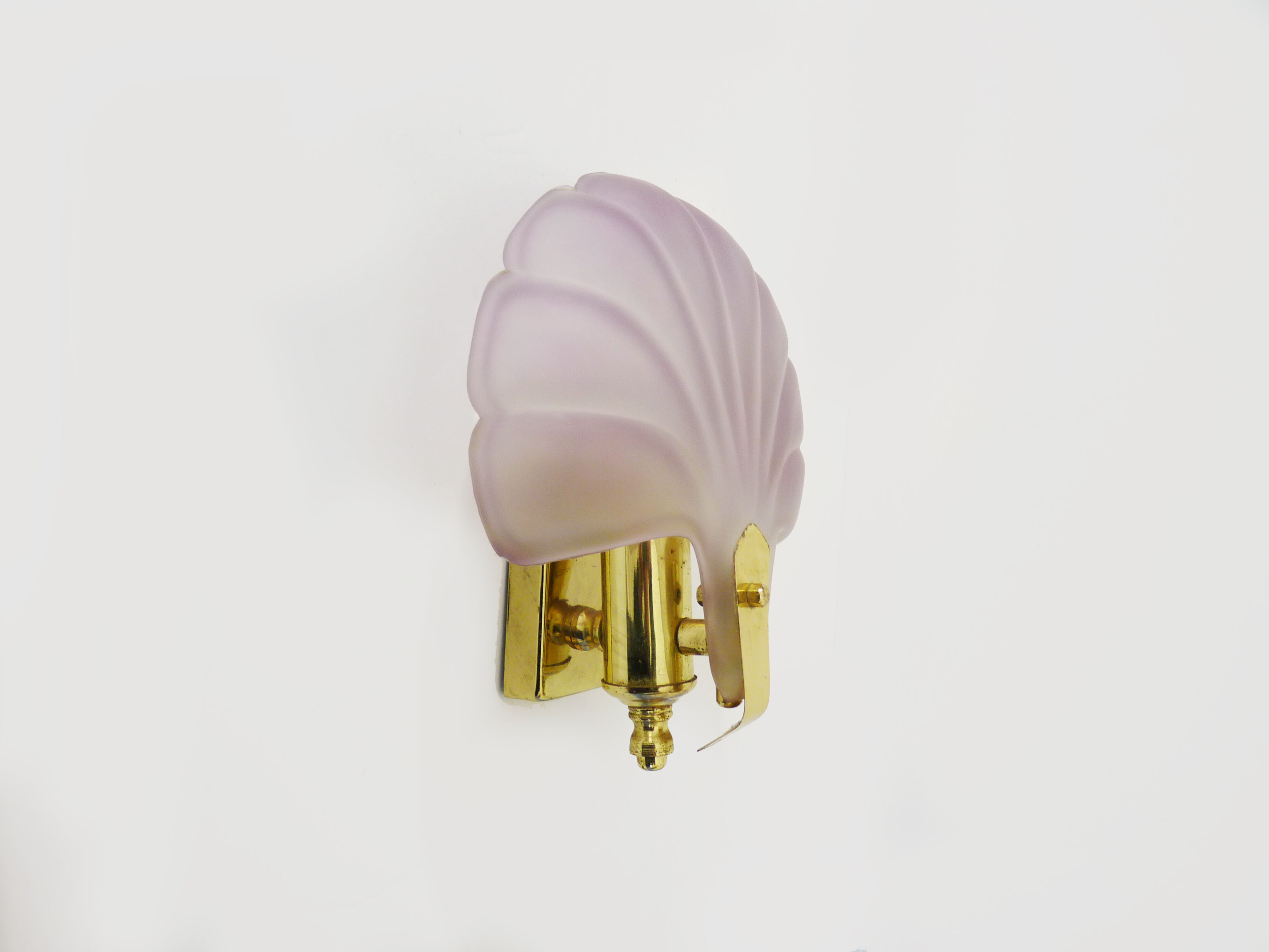 Wall wall lamp shell in pink scribbled glass, gilded metal and brass. Year 70