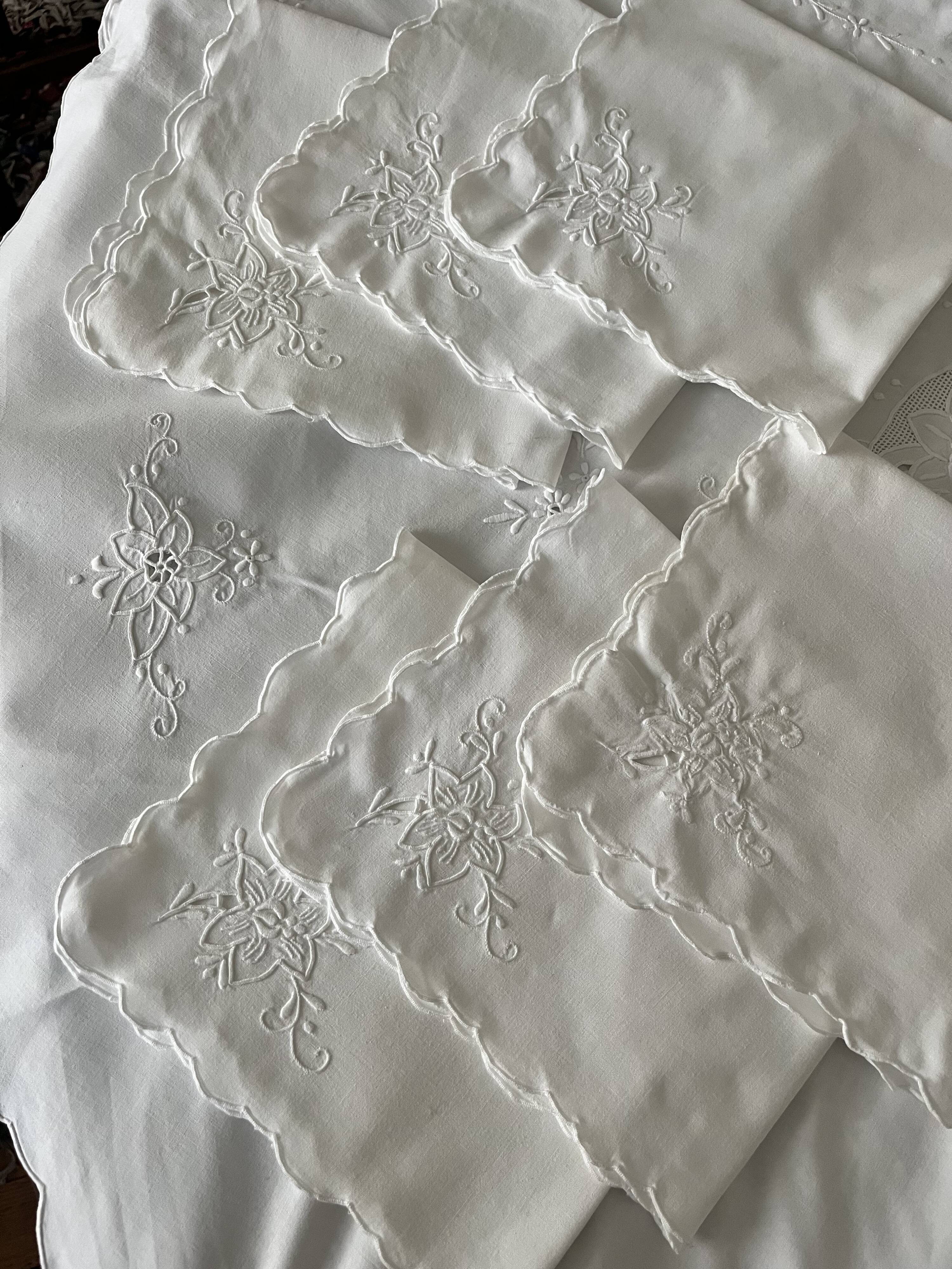 Round embroidered tablecloth with 6 napkins.