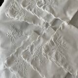 Round embroidered tablecloth with 6 napkins.