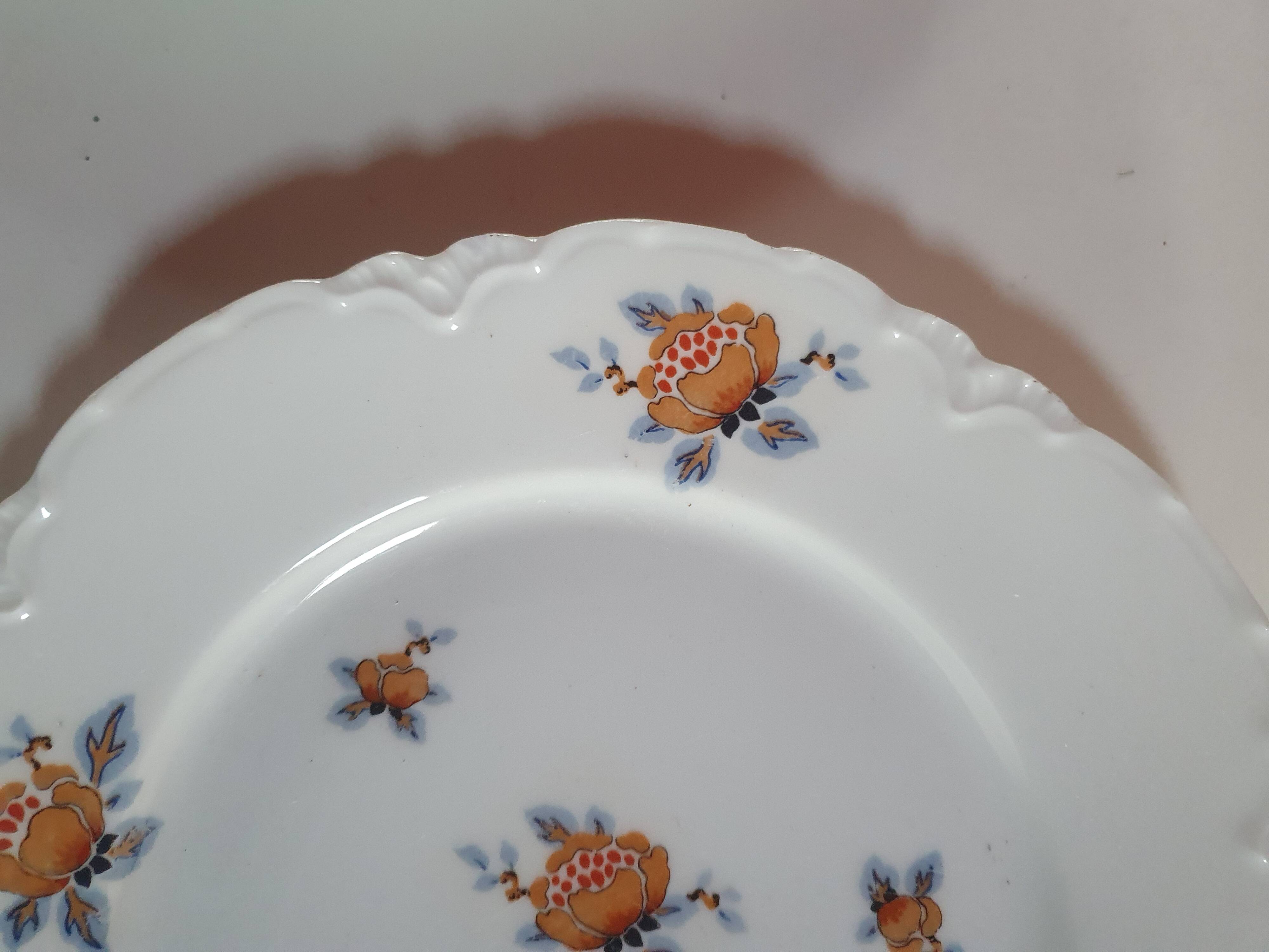 set of 4 dessert plates in white Limoges porcelain with flowers, the edge of one is different