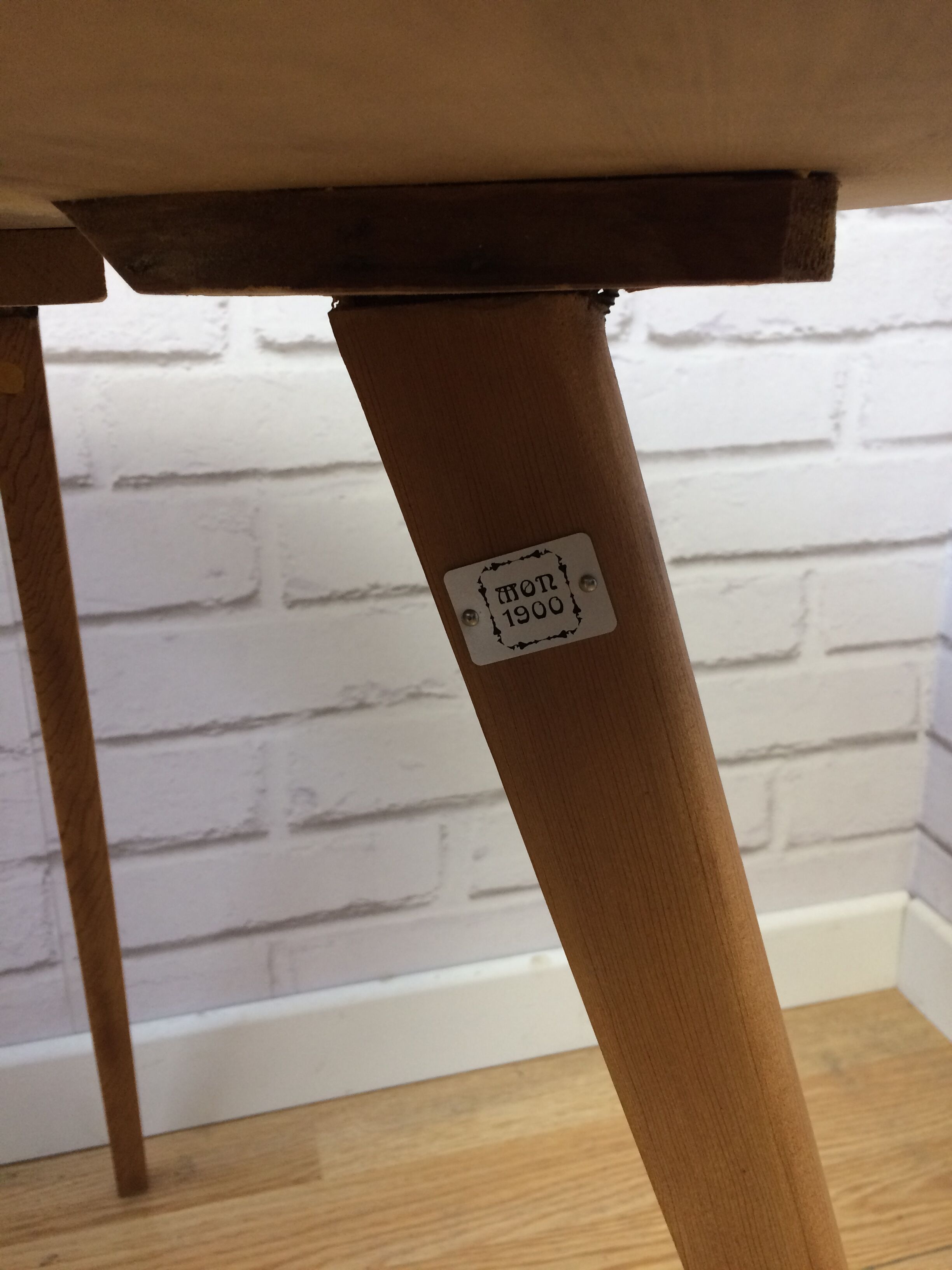 Low table feet compass