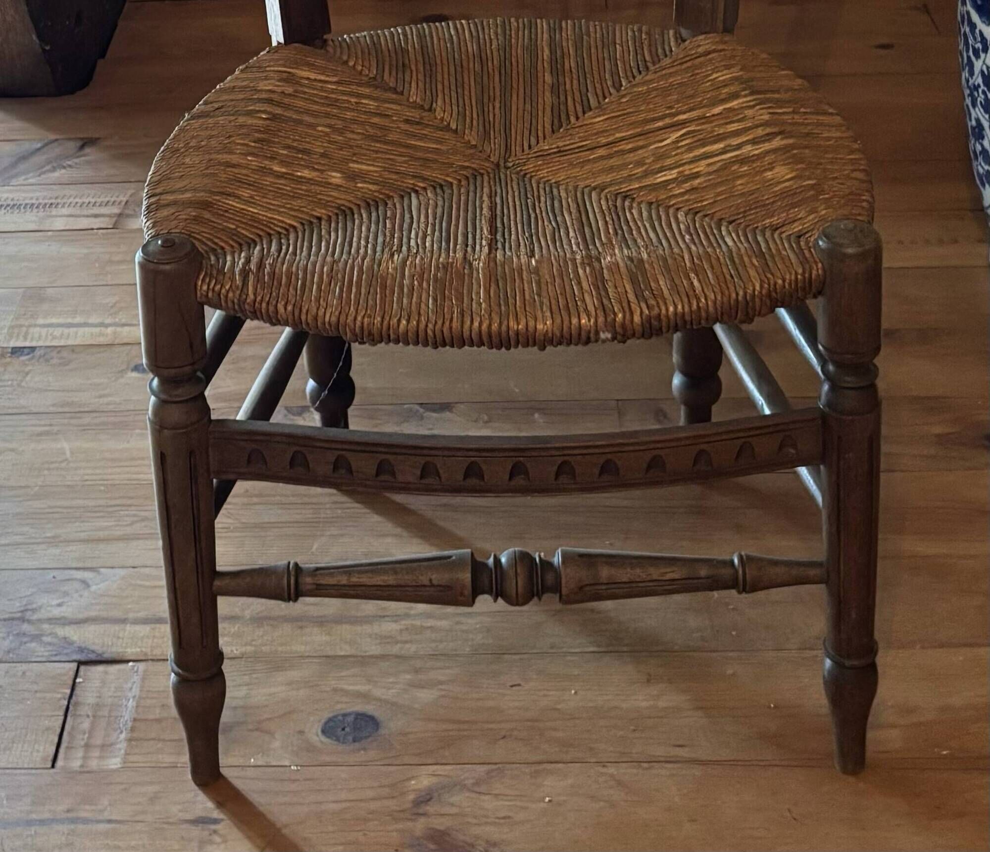 Antique nursing chair in wood and straw from Brittany (late 19th / early 20th century)