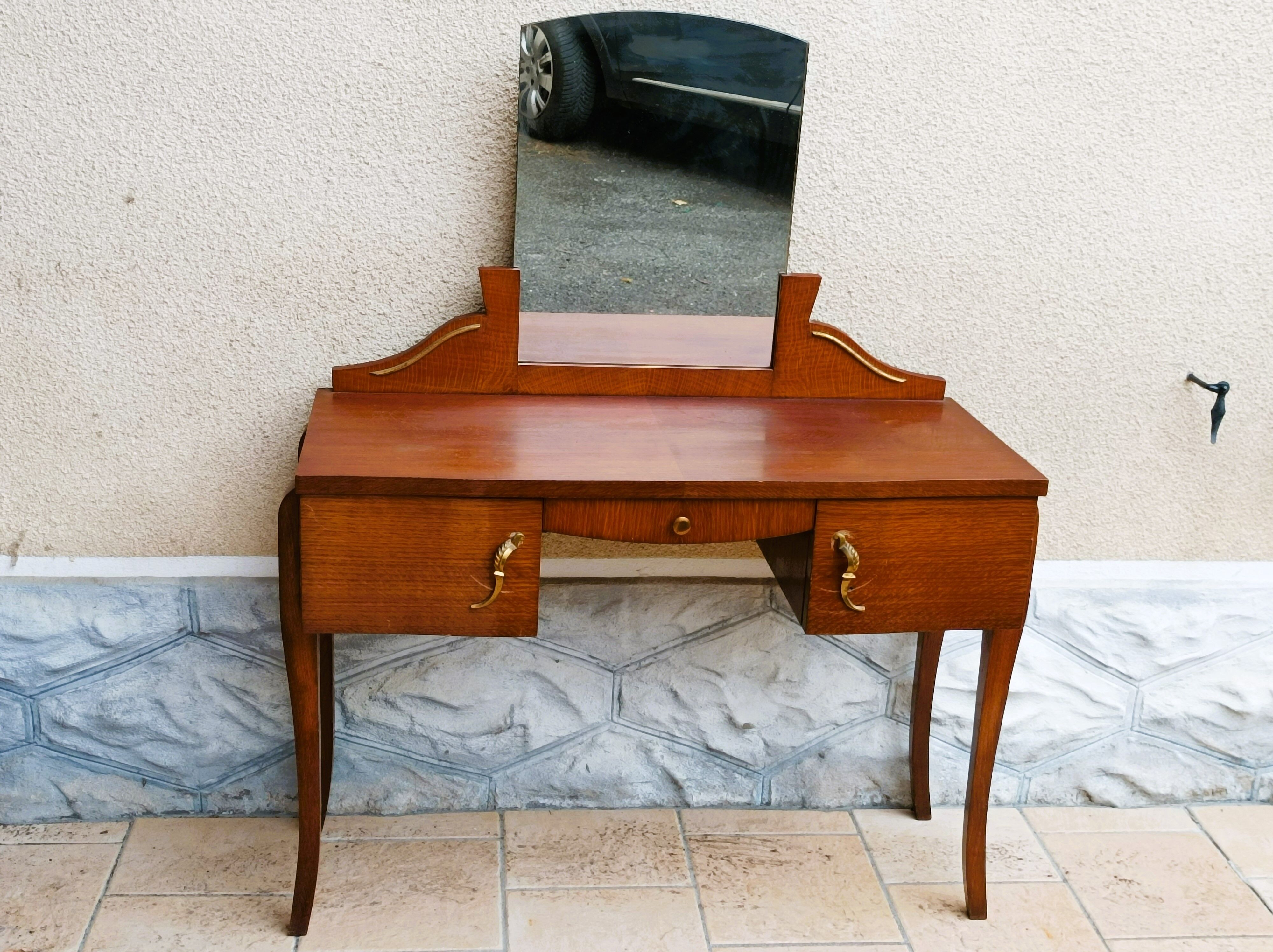 Hairdresser dating from the 50s