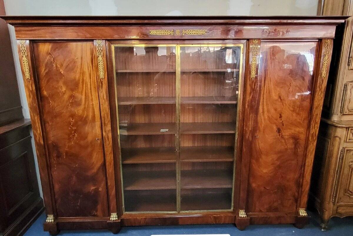 Important flamed mahogany library in Empire style from around 1900.