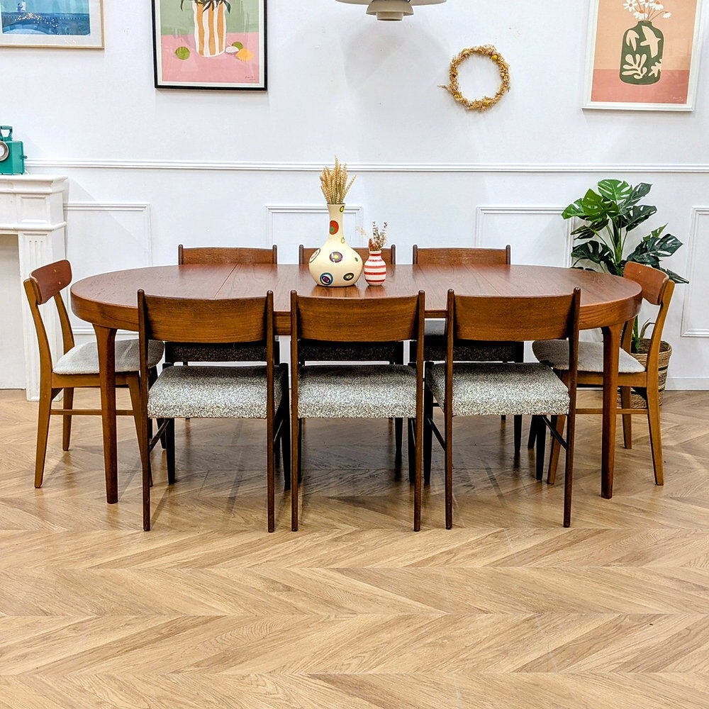 Round Scandinavian table with extensions