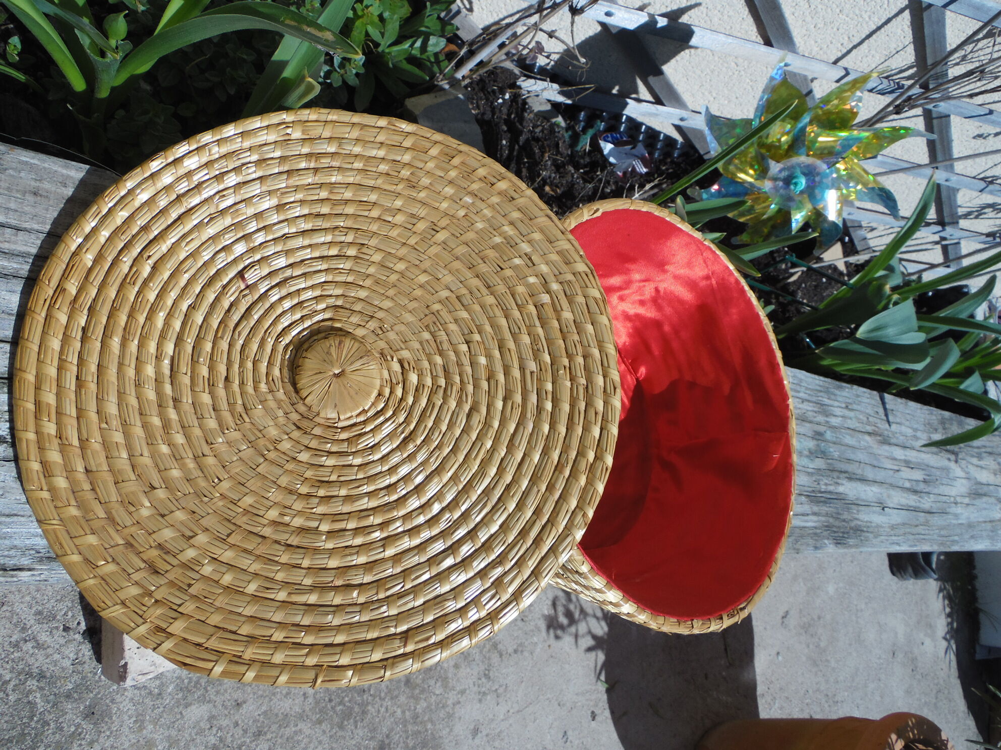 Trash in straw, inside Red satin, vintage 70's