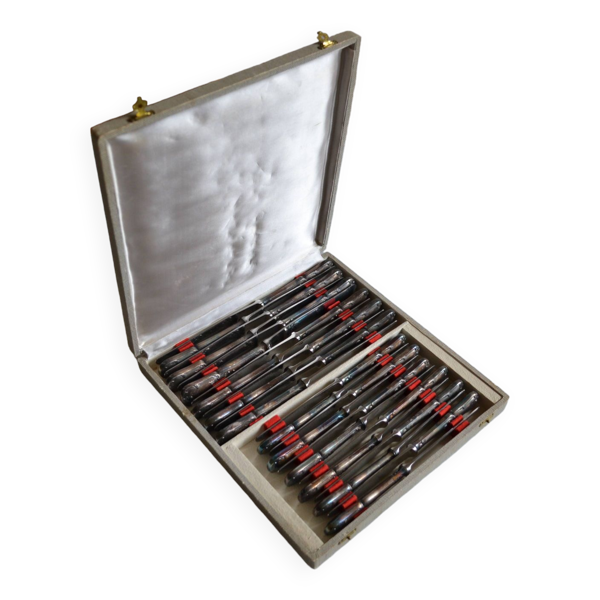 24 COUTEAUX TABLE & DESSERT METAL ARGENTE ORFEVRE FRIONNET FRANCOIS LOUIS XV