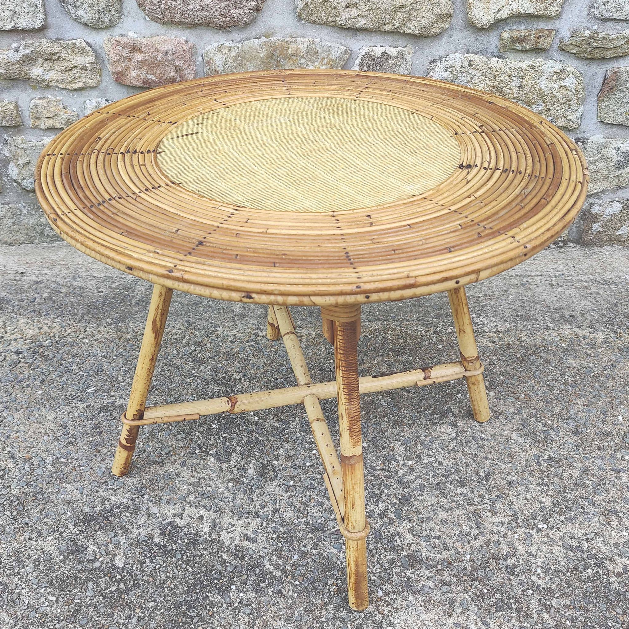 Table basse ronde vintage rotin et vinyle façon paille tressée