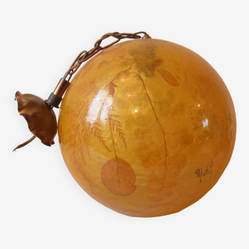 Suspension Matius rare globe abat jour en résine incrustations feuille fougère