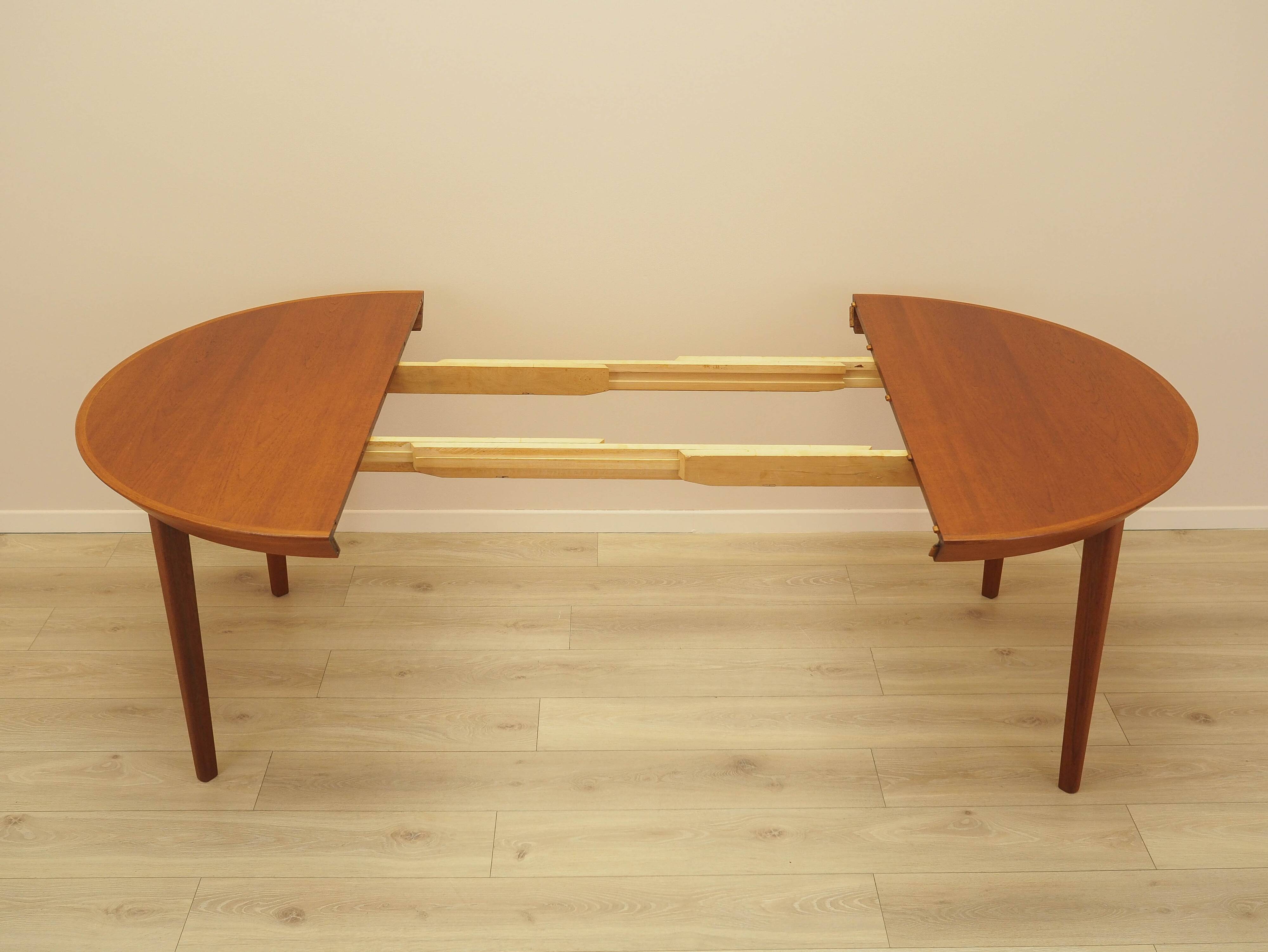 Round teak table, Danish design, 1960s, manufacturer: Gudme Møbelfabrik, de