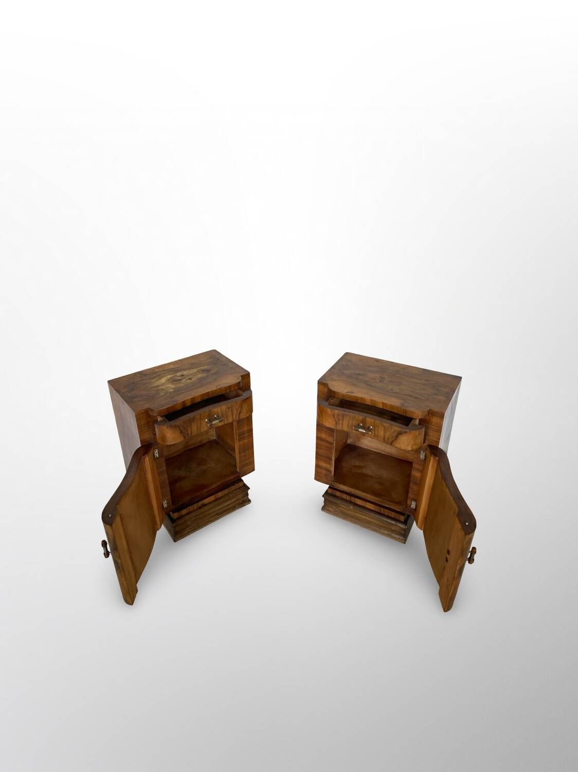 Tables de chevet Art déco italiennes en ronce de noyer, années 1930.