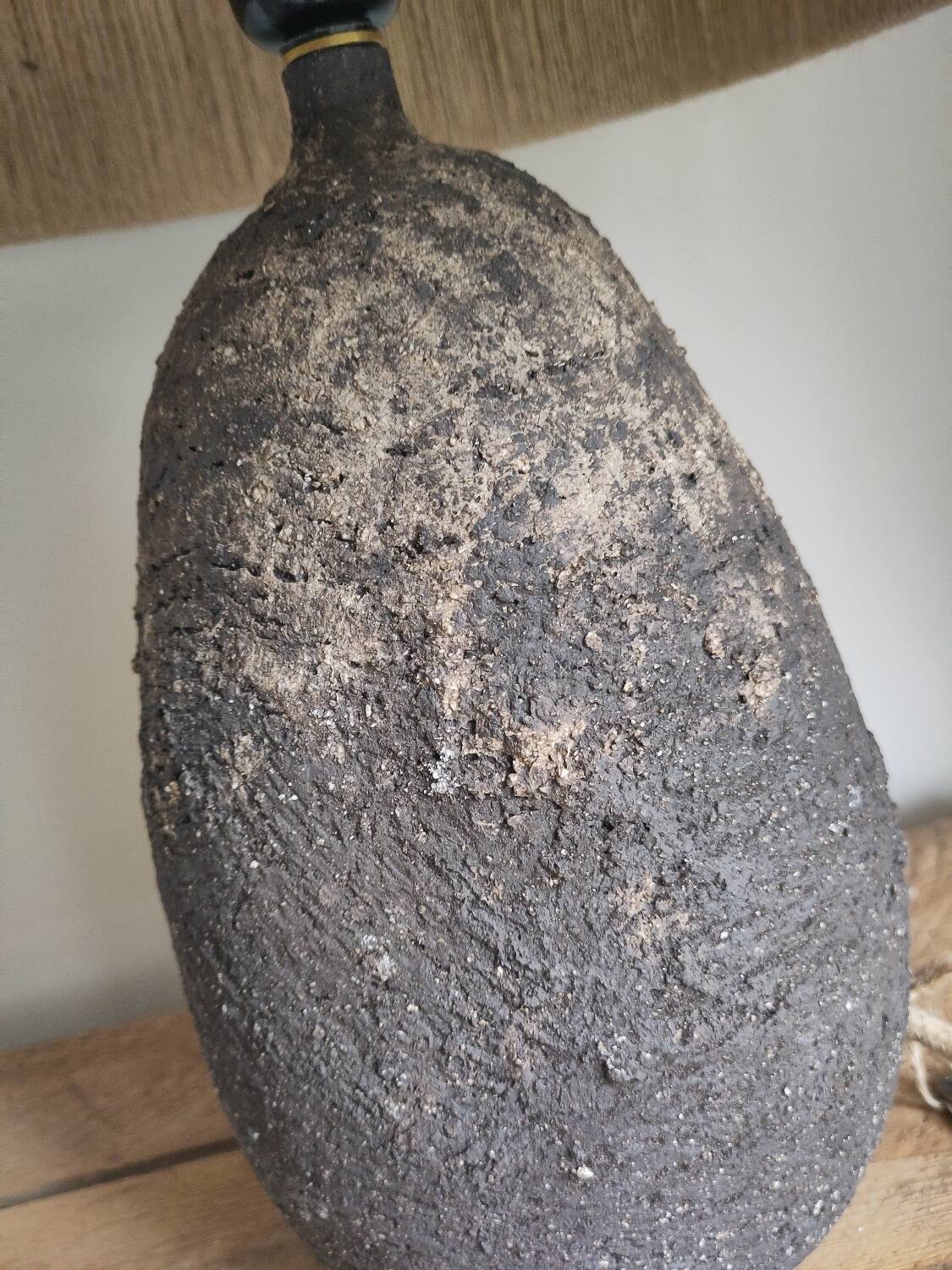 Table lamp in stoneware and natural jute