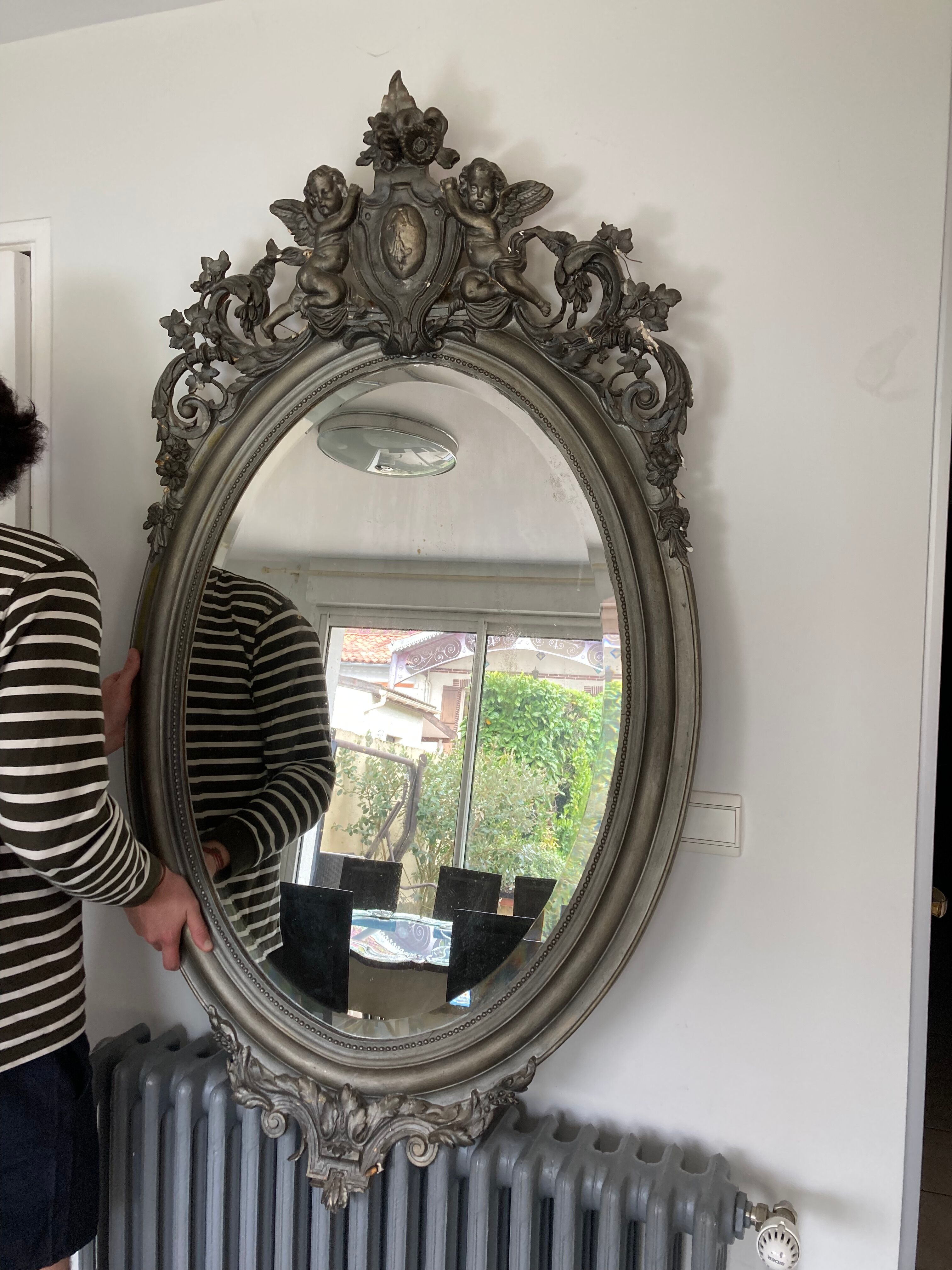 Miroir ovale biseaute  en bois et stuc