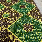 Tapis vert et jaune fait à la main avec de délicates fleurs colorées
