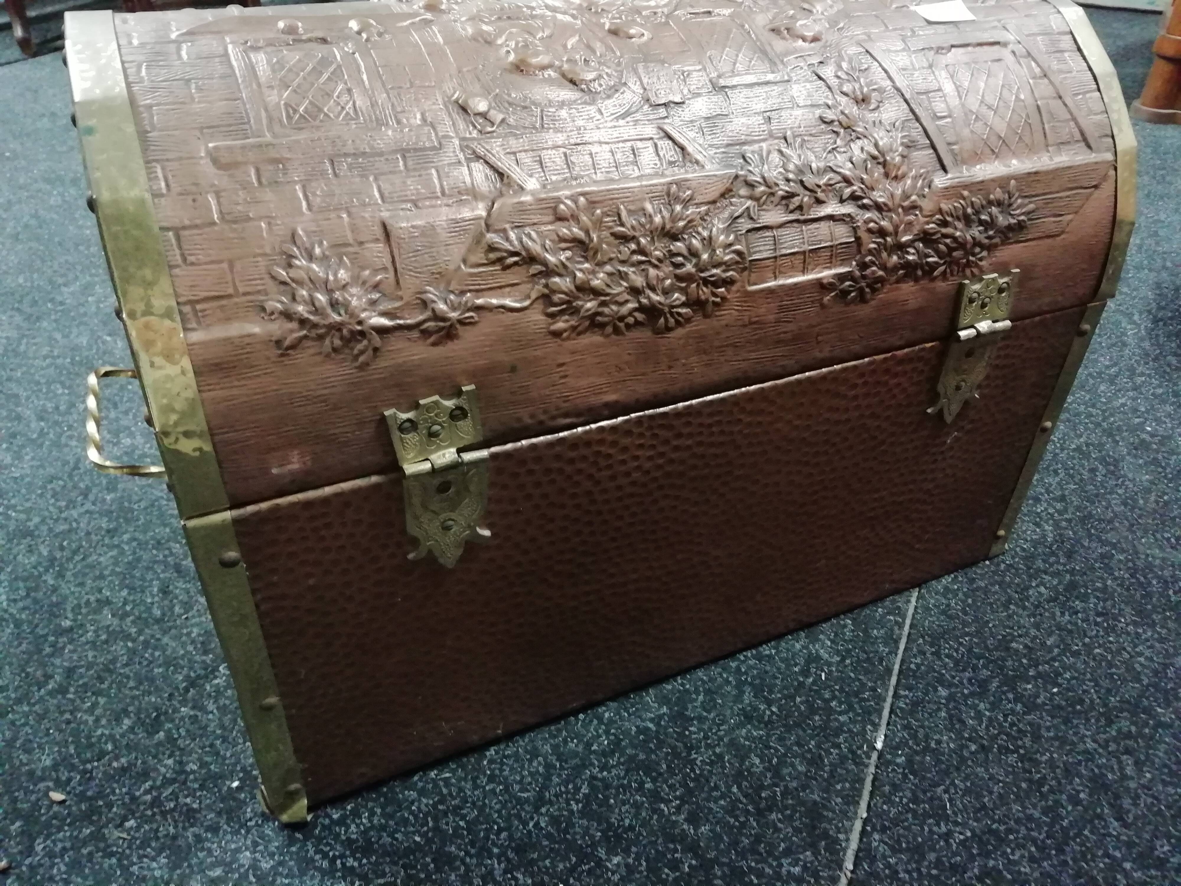 Coffre en bois et cuivre martelé