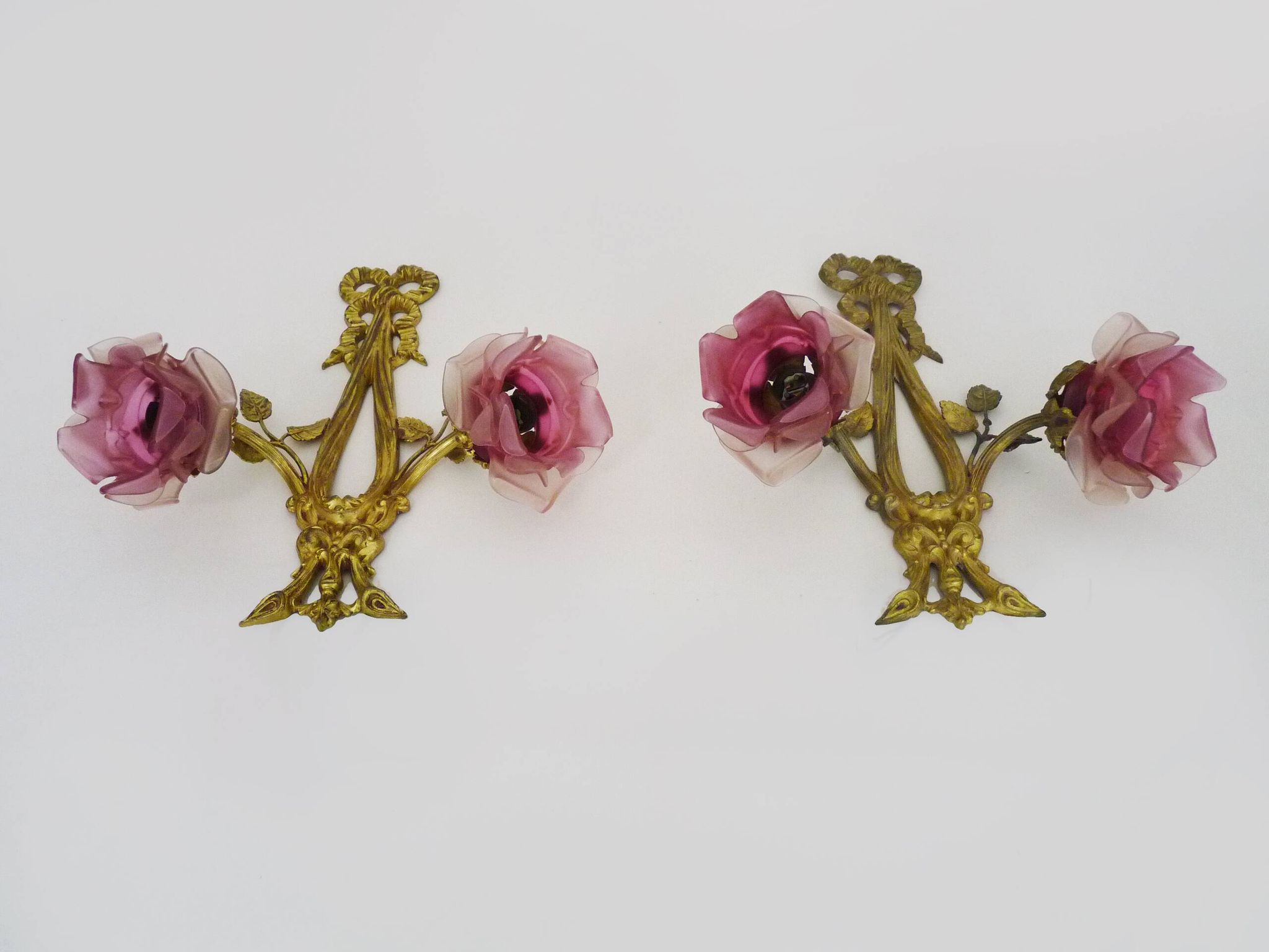 Pair of bronze wall sconces decorated with 2-armed knots with purple tulips Signed DP. 1940s