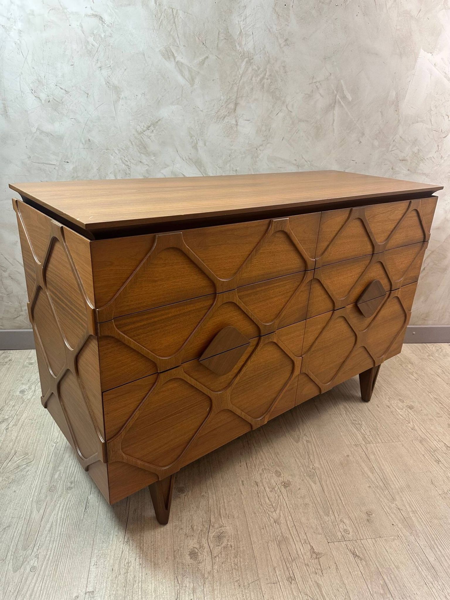 Contemporary chest of drawers
