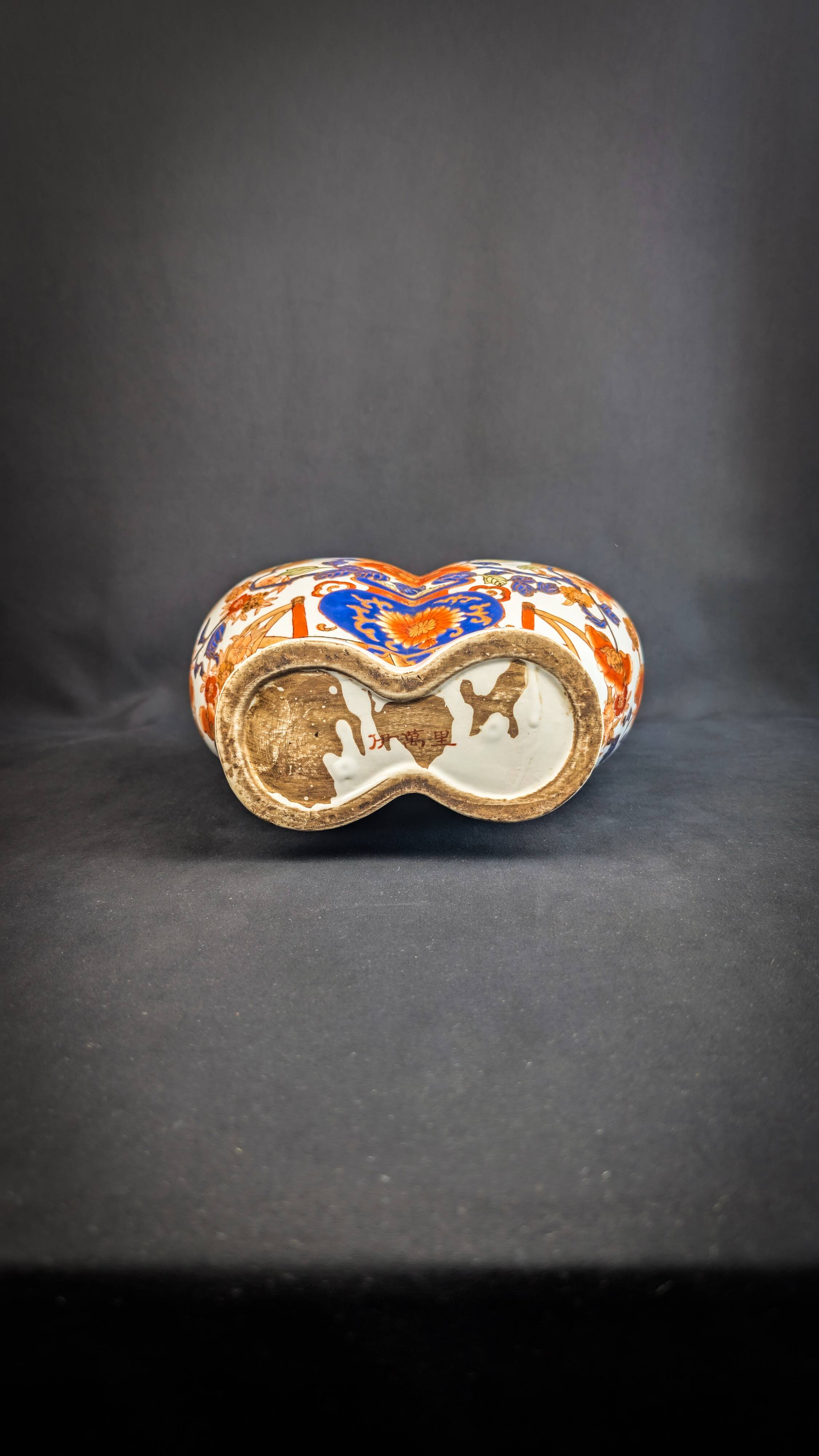 Chinese polychrome porcelain vase, Imari style, polybious shape, 20th century