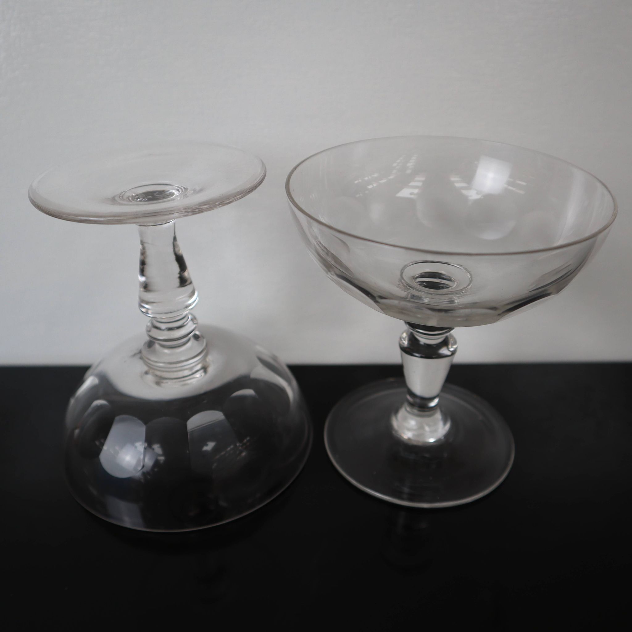 2 coupes à champagne anciennes en verre soufflé facetté