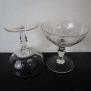 2 coupes à champagne anciennes en verre soufflé facetté