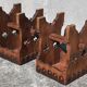 Paire de tabourets brutalistes, assise cuir.