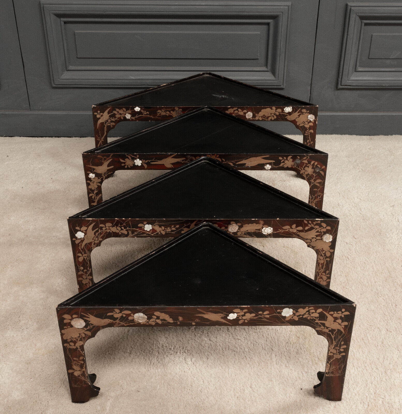 Corner shelf of China lacquer red background decoration golden highlights XXth