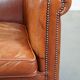 Fauteuil club en cuir de vachette couleur cognac avec finition clous décoratifs de style anglais