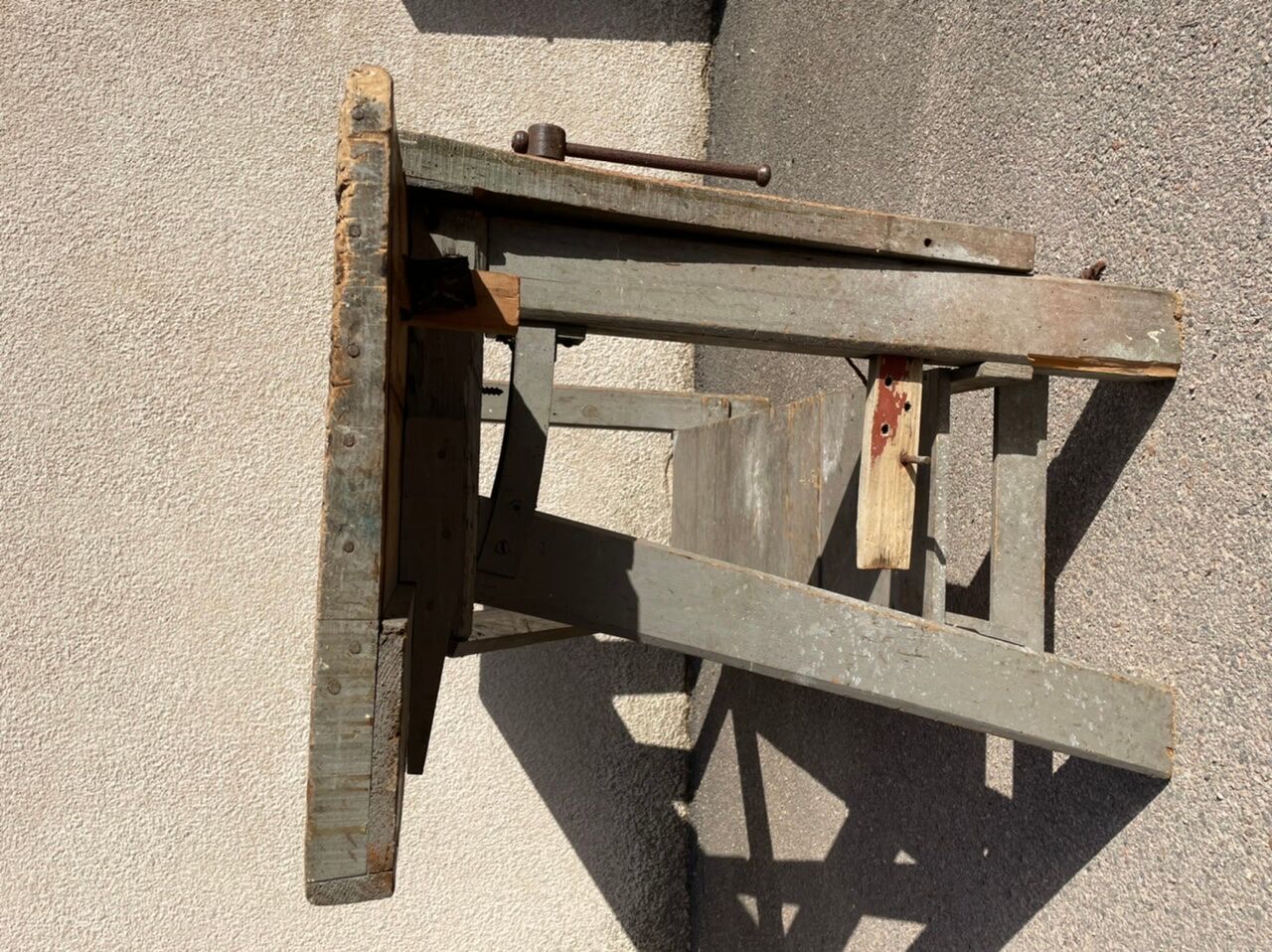 Luthier 19's grey workbench