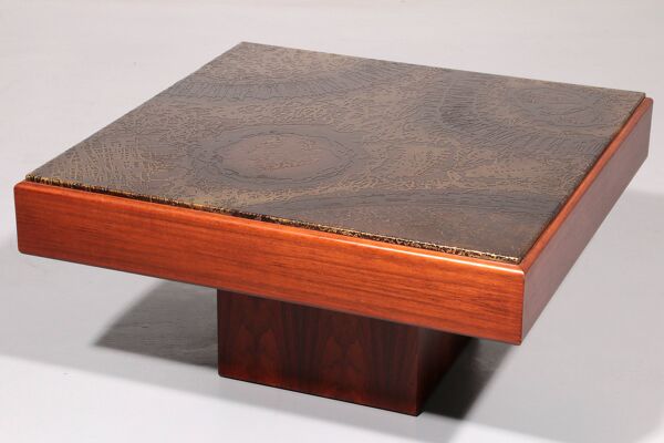 Table basse brutaliste avec plateau en cuivre et base en bois 1970