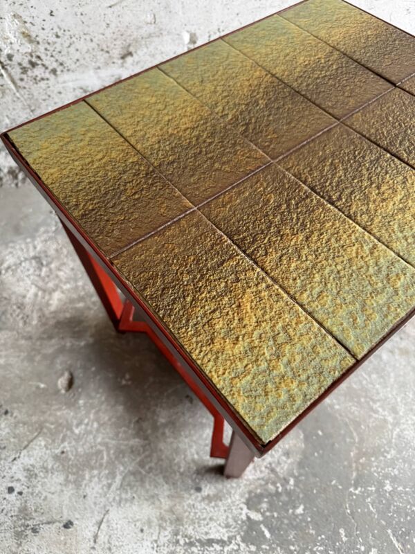 Table d'appoint vintage en métal rouge terre cuite avec surfaces en carreaux de céramique émaillée brun-vert